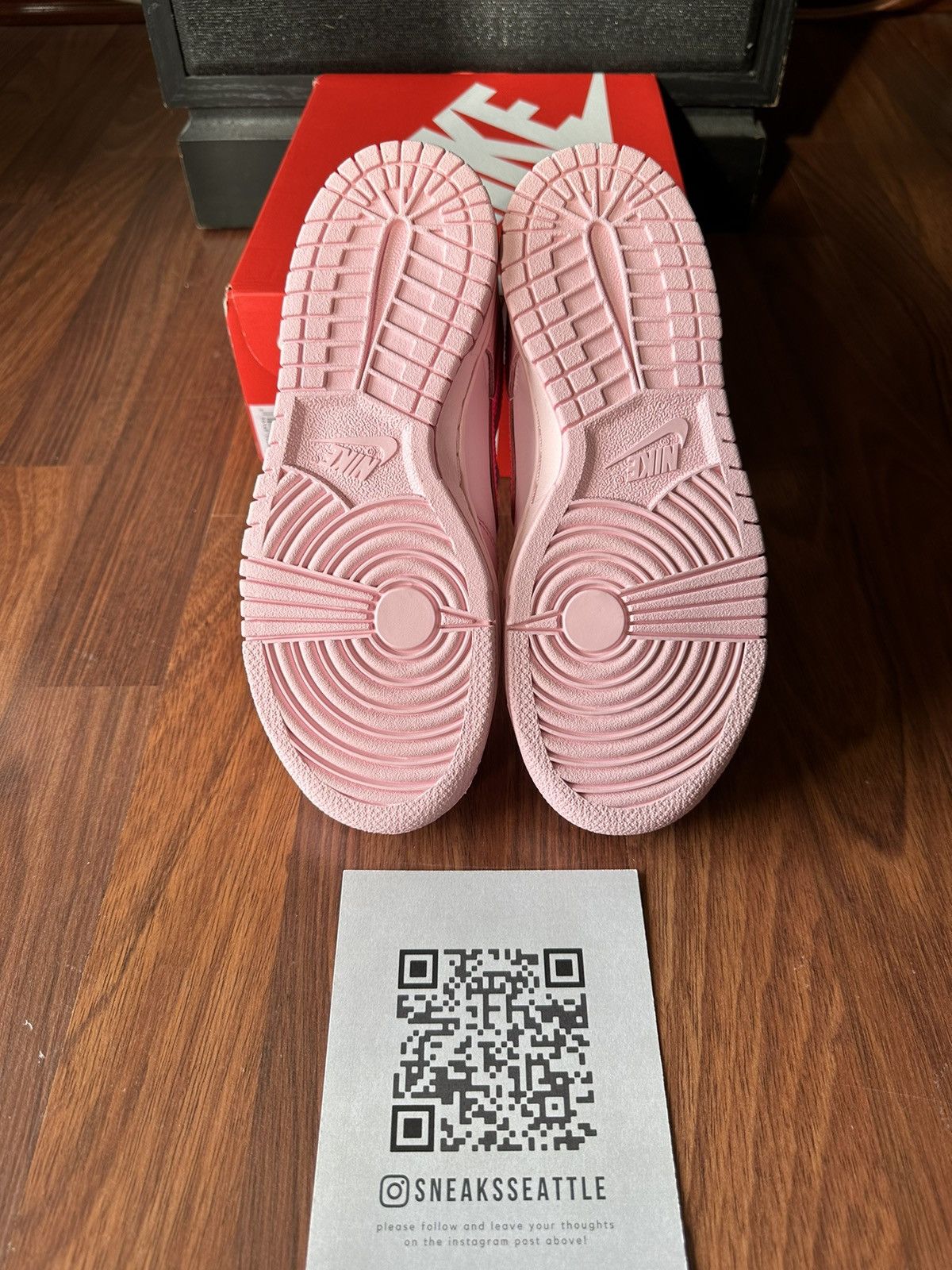 Nike Nike Dunk Low Triple Pink (GS) Size 7Y/8.5W DH9765-600 Size US 7 / EU 40 - 5 Thumbnail