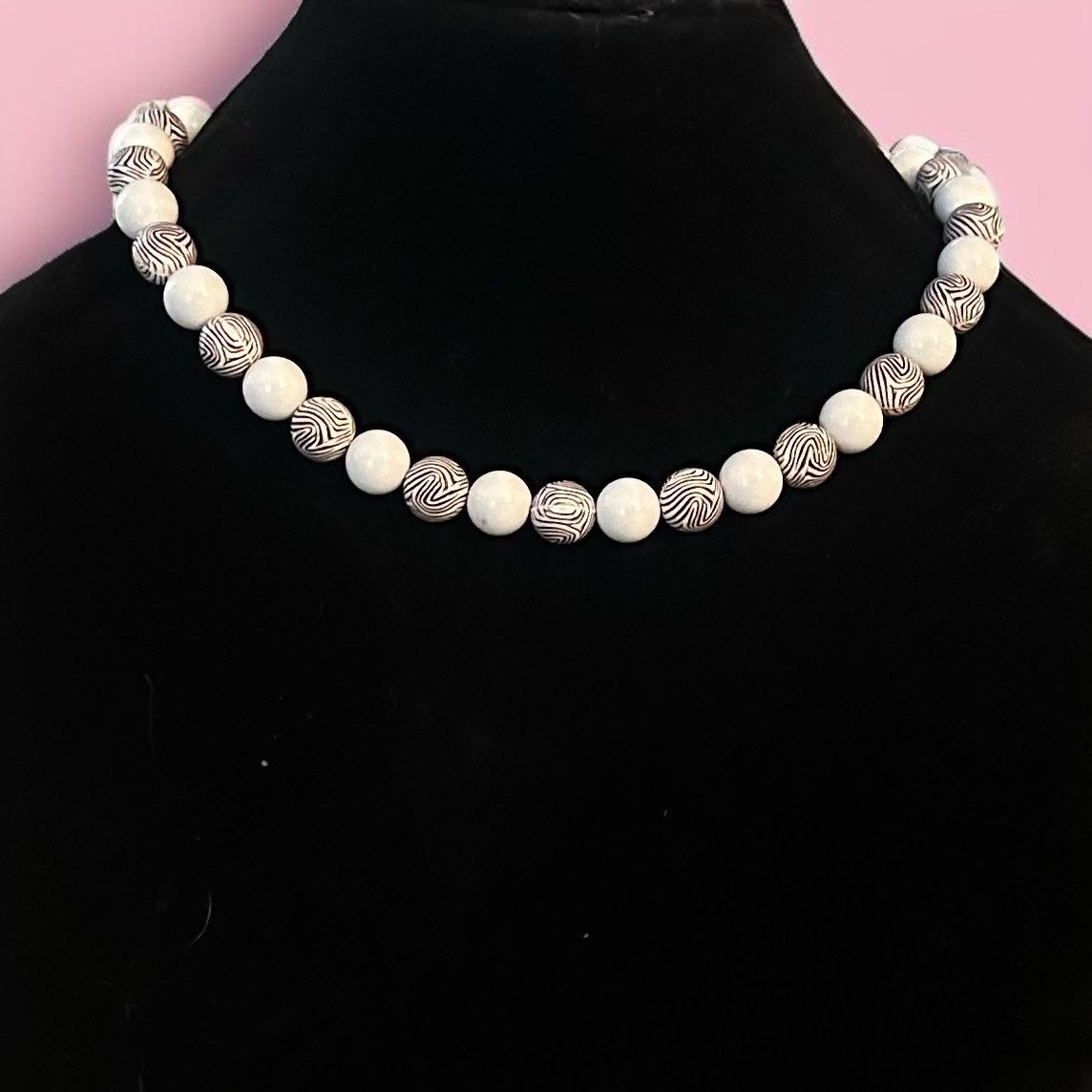 Vintage Vintage white and brown swirly bead necklace Size ONE SIZE - 1 Thumbnail