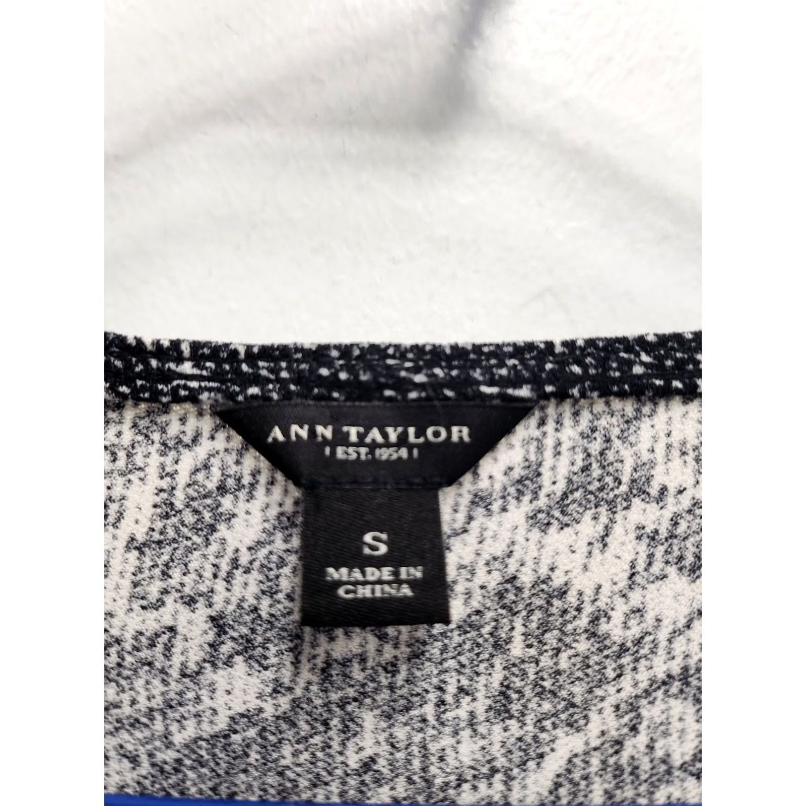 Ann Taylor Ann Taylor Top Womens Small Black White Paisley Long Sleeves Ruched Office Size S / US 4 / IT 40 - 4 Thumbnail