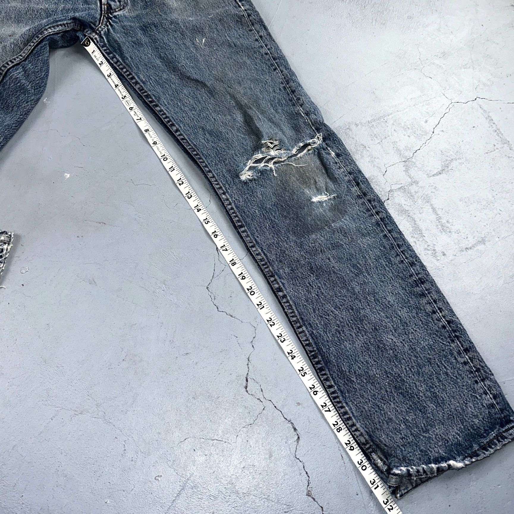 Levi's VINTAGE Levi's 501 Jeans Men's Regular Fit Straight Leg 80s Light Wash Blue 31x34 Size US 31 - 7 Thumbnail