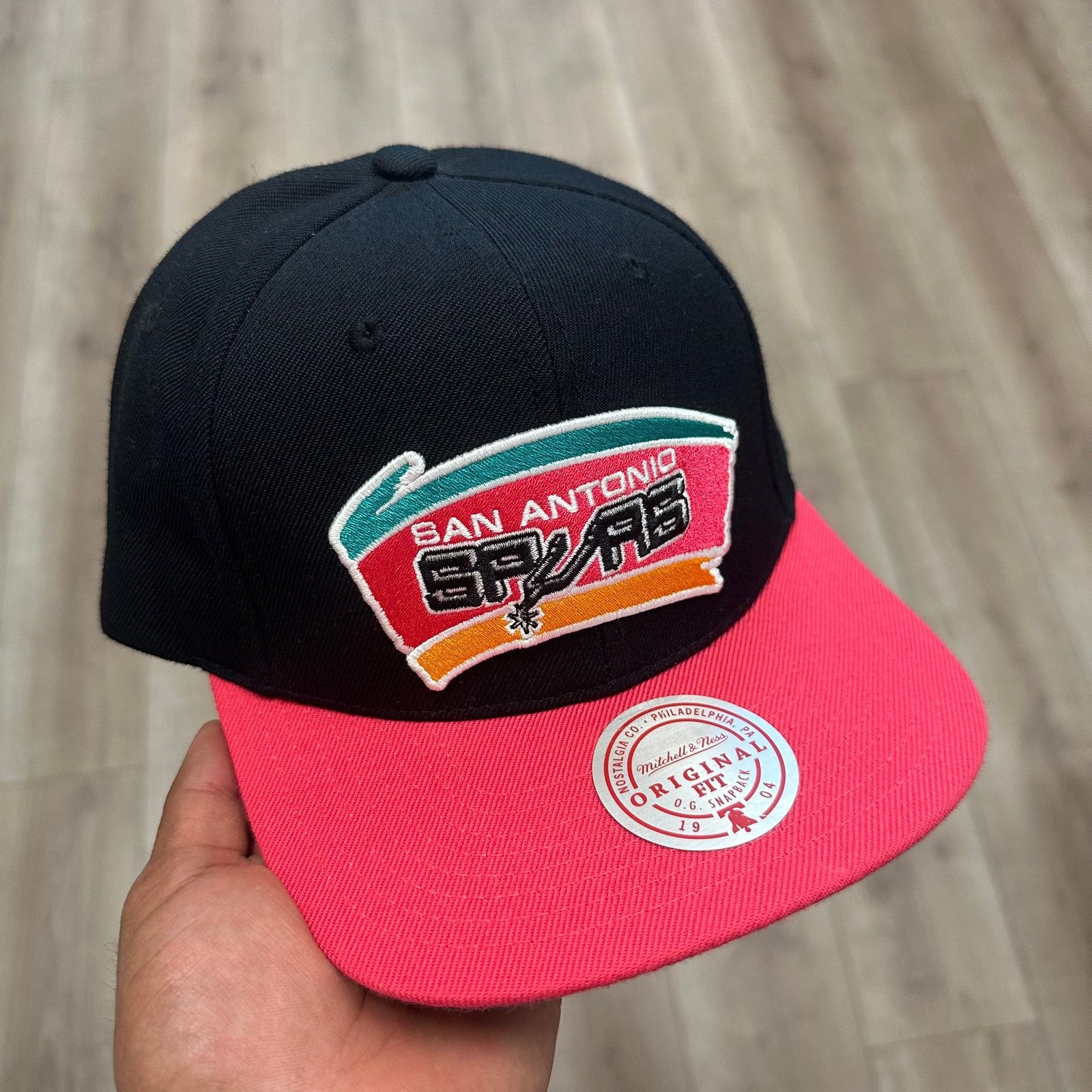 Mitchell & Ness Mitchell & Ness San Antonio Spurs NBA 2-Tone Snapback hat Size ONE SIZE - 1 Thumbnail