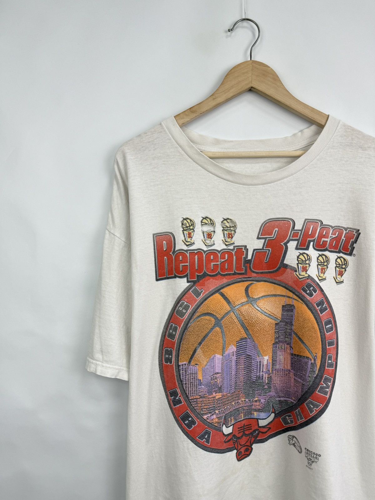 Starter 🇺🇸 Vintage 1998 Chicago Bulls Repeat 3 Peat Starter T-Shir Size US XXL / EU 58 / 5 - 3 Thumbnail