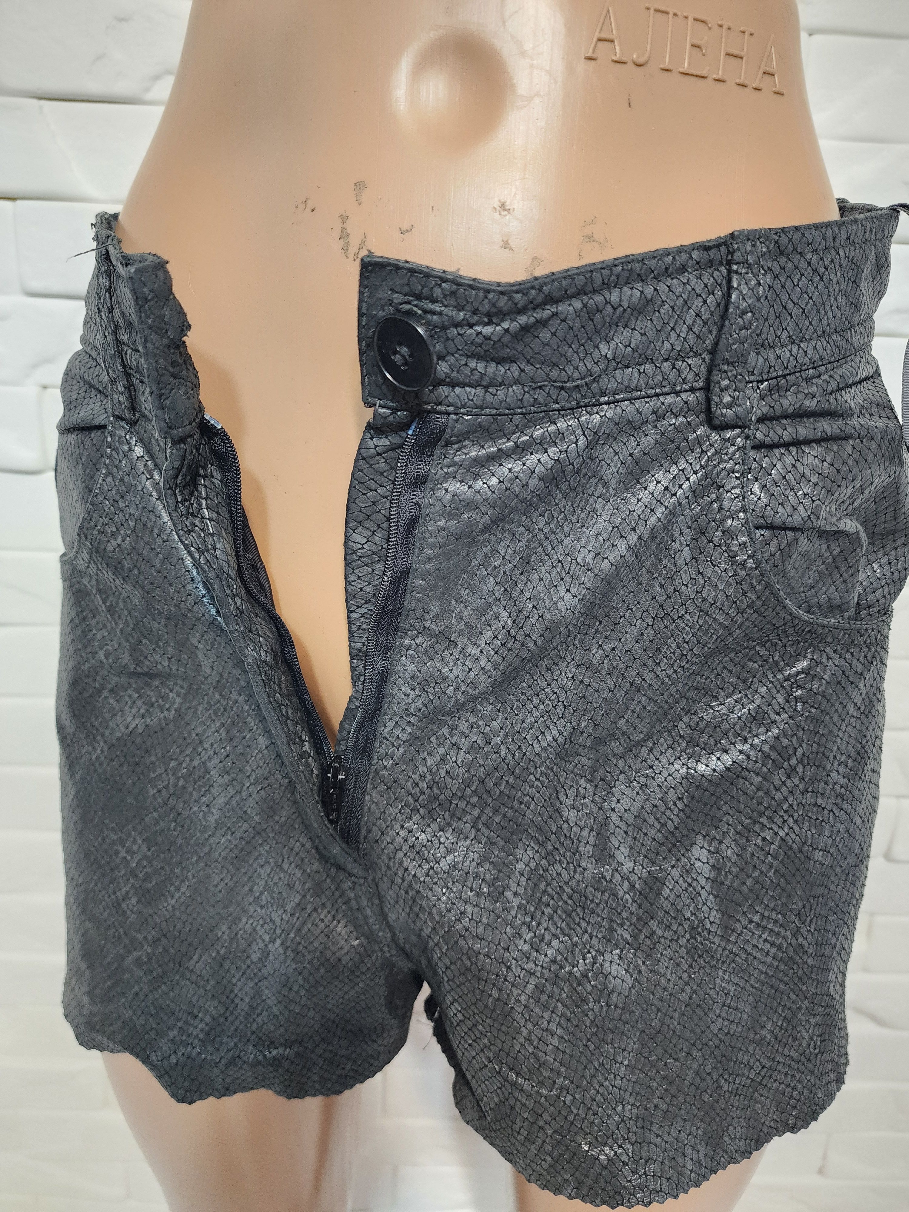 Genuine Leather Women's leather black shorts. Size 27" / US 4 / IT 40 - 7 Thumbnail