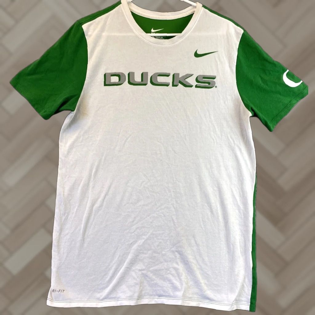 Nike VINTAGE? No, it's Nike Dri-FIT Oregon Ducks T-Shirt Large White/Green Men’s Short Sleeve 94-44 Mens Size US L / EU 52-54 / 3 - 1 Thumbnail
