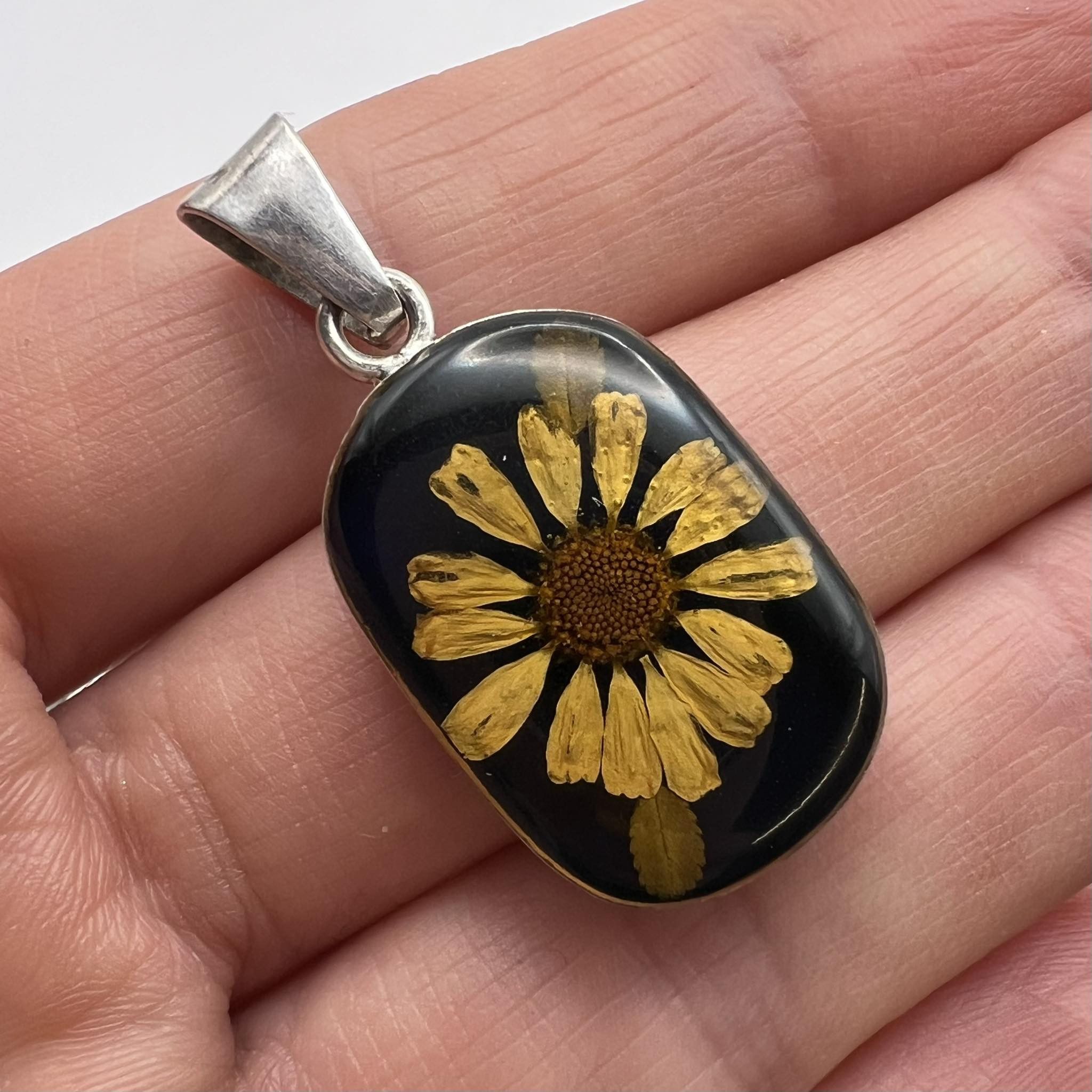 Sterling Silver Vintage Jewelry Sterling Silver 925 Pendant Dry Flower Resin Size ONE SIZE - 1 Thumbnail