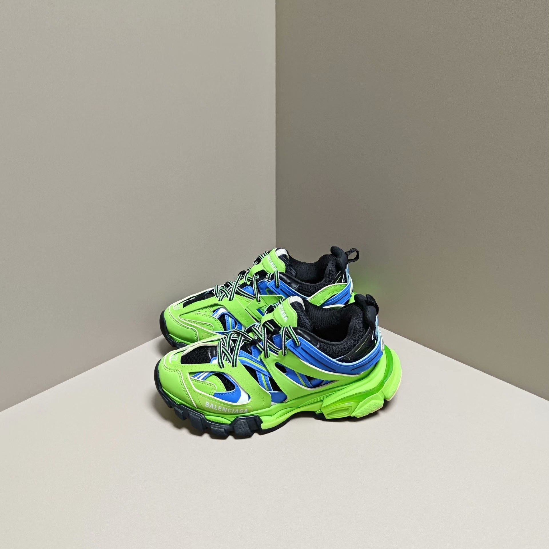 Balenciaga Balenciaga Green Lowtop Sneakers us_7 Women Size US 7 / IT 37 - 1 Thumbnail