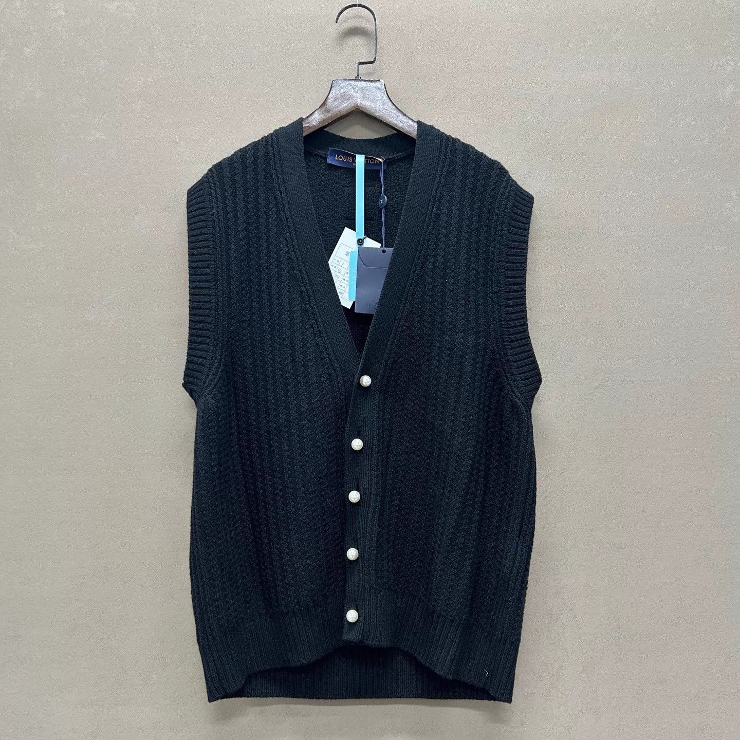 Louis Vuitton Louis Vuitton pearl beaded knit vest new w/ tags L Size US L / EU 52-54 / 3 - 1 Thumbnail