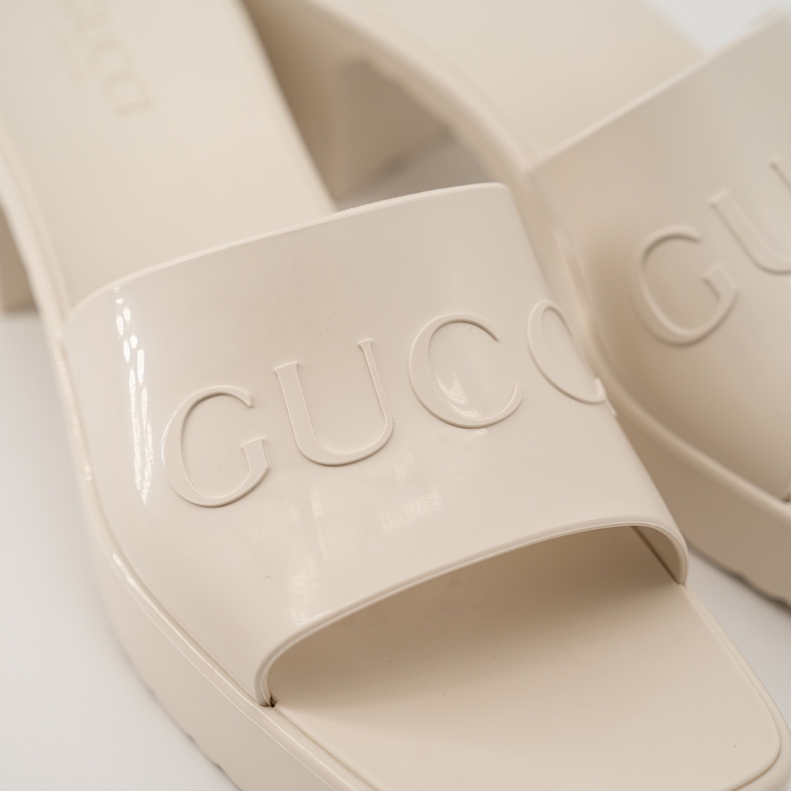 Gucci 40G 10 US Gucci White Rubber Sandals Mules logo Size US 10 / IT 40 - 6 Thumbnail