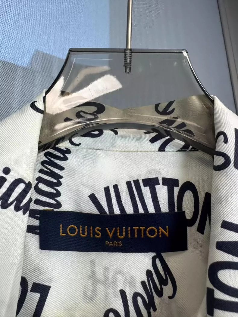 Louis Vuitton louis vuitton White bullet screen full of logo silk shirt Size US S / EU 44-46 / 1 - 5 Thumbnail