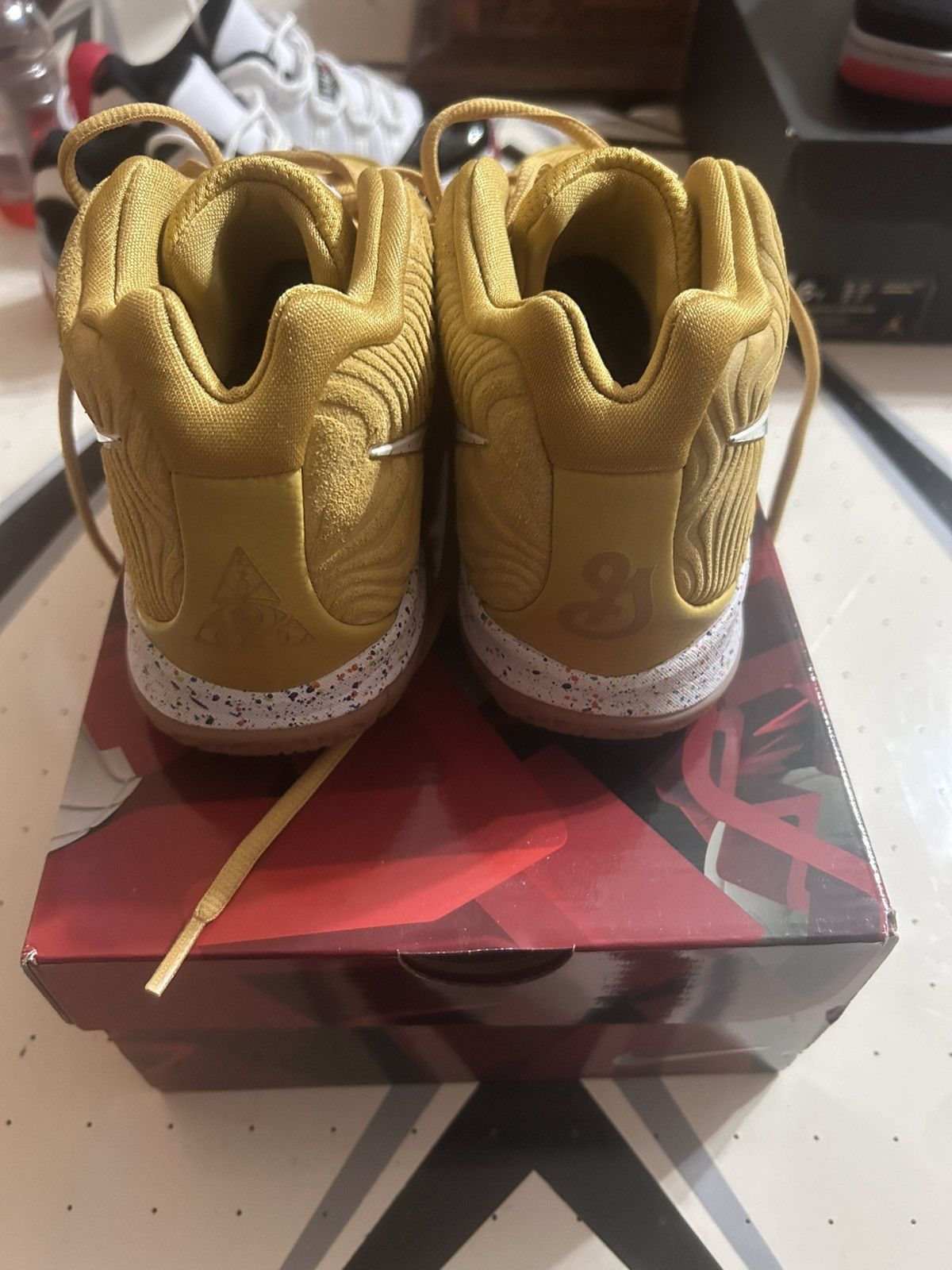 Nike Kyrie 4 cinnamon Toast Crunch Grade School Size US 6 / EU 39 - 2 Thumbnail