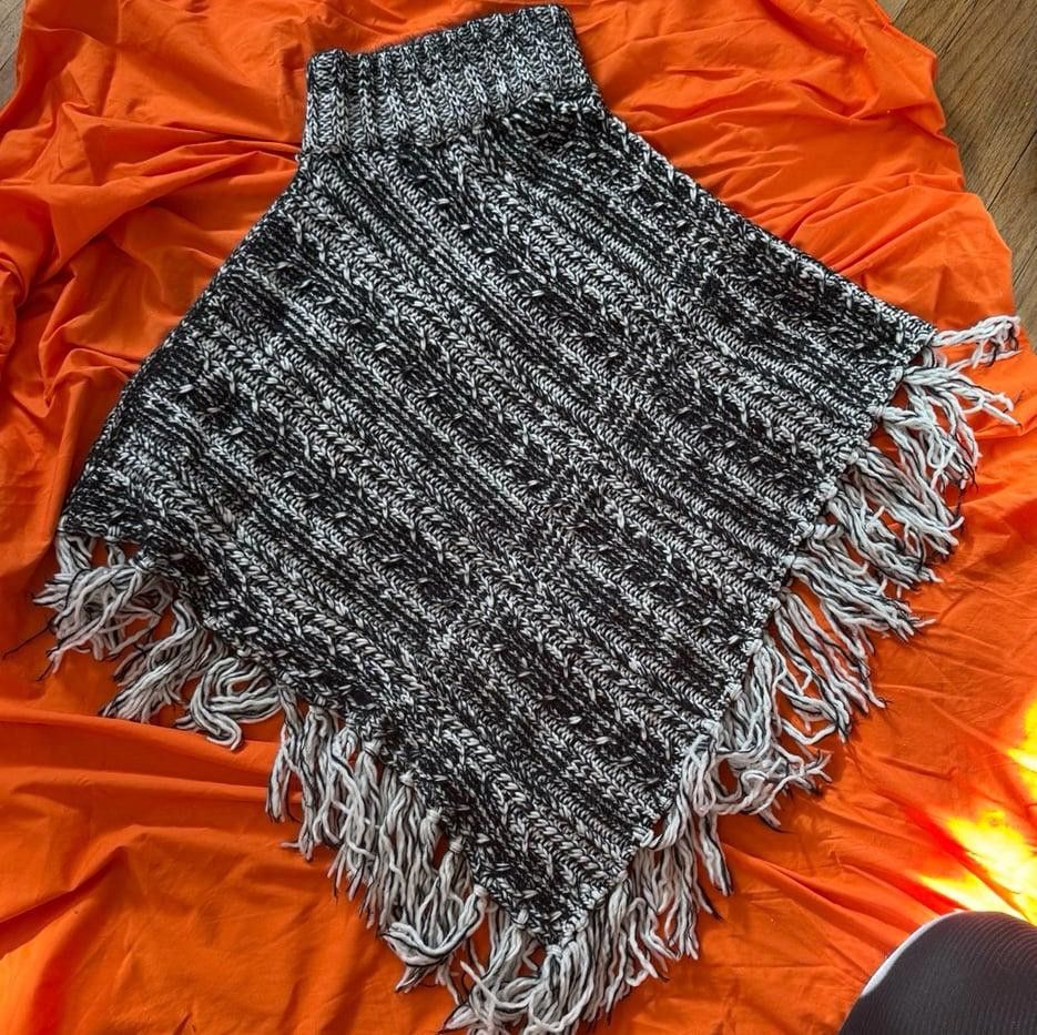 Designer Women’s Knit Poncho Turtleneck Size ONE SIZE - 1 Thumbnail