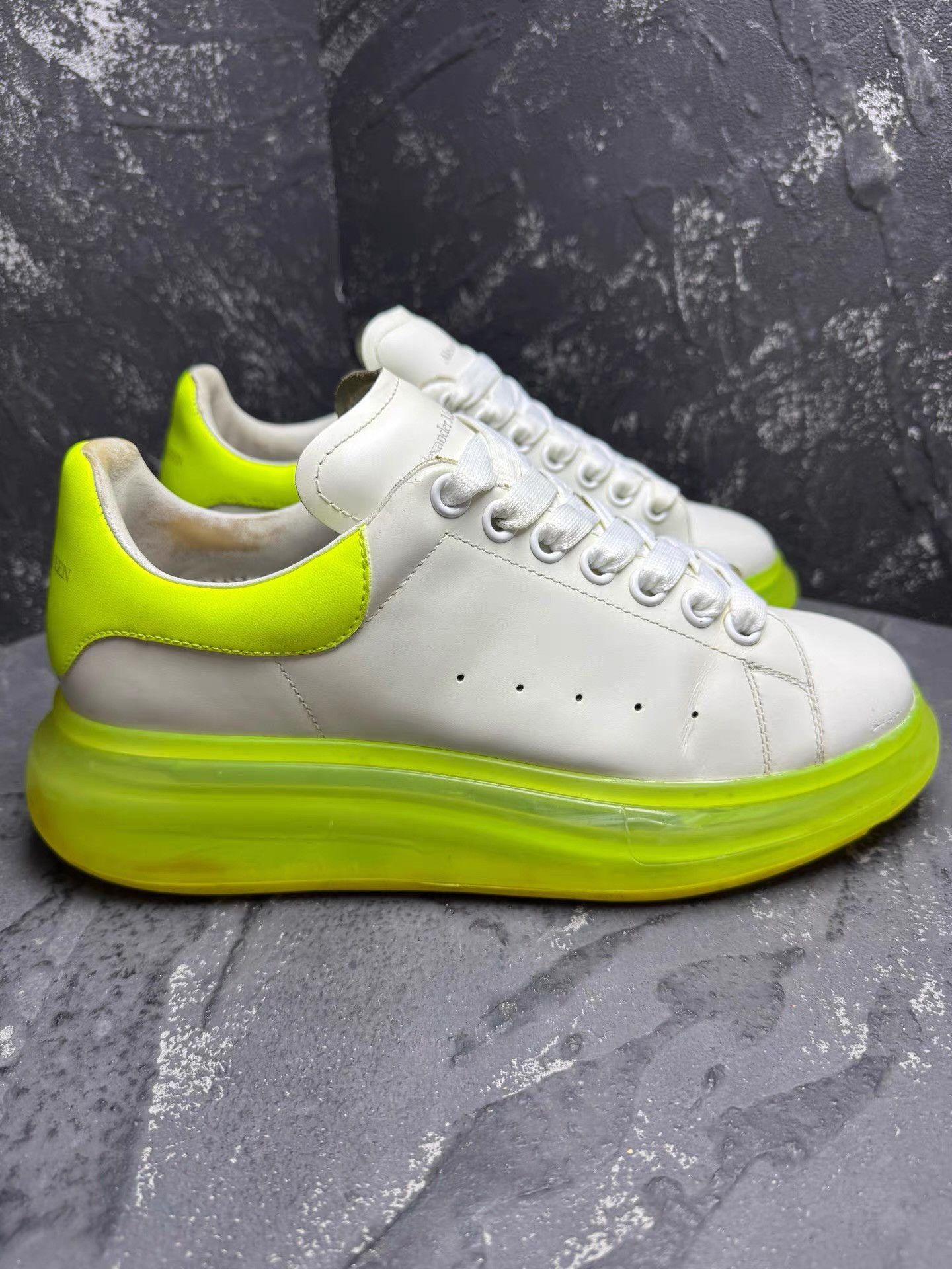 Alexander McQueen Alexander McQueen fluorescent yellow white sneakers Q10 Size US 7 / EU 40 - 5 Thumbnail
