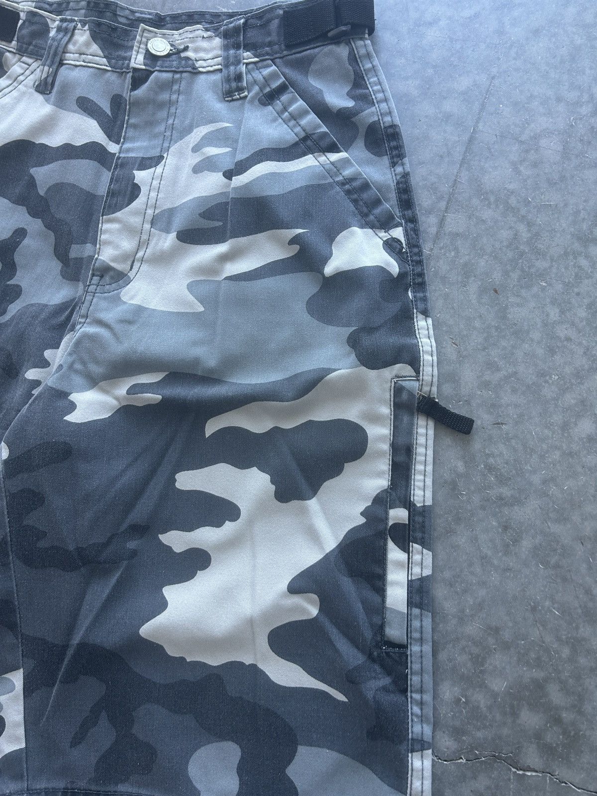 Vintage Vintage Y2K Baggy Camo Shorts Size US 27 - 3 Thumbnail