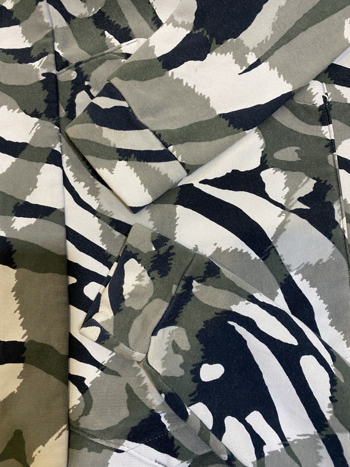 Nike Nike Dri-FIT All Over Print Camo Zebra Swoosh Hoodie Size M Size US M / EU 48-50 / 2 - 3 Thumbnail