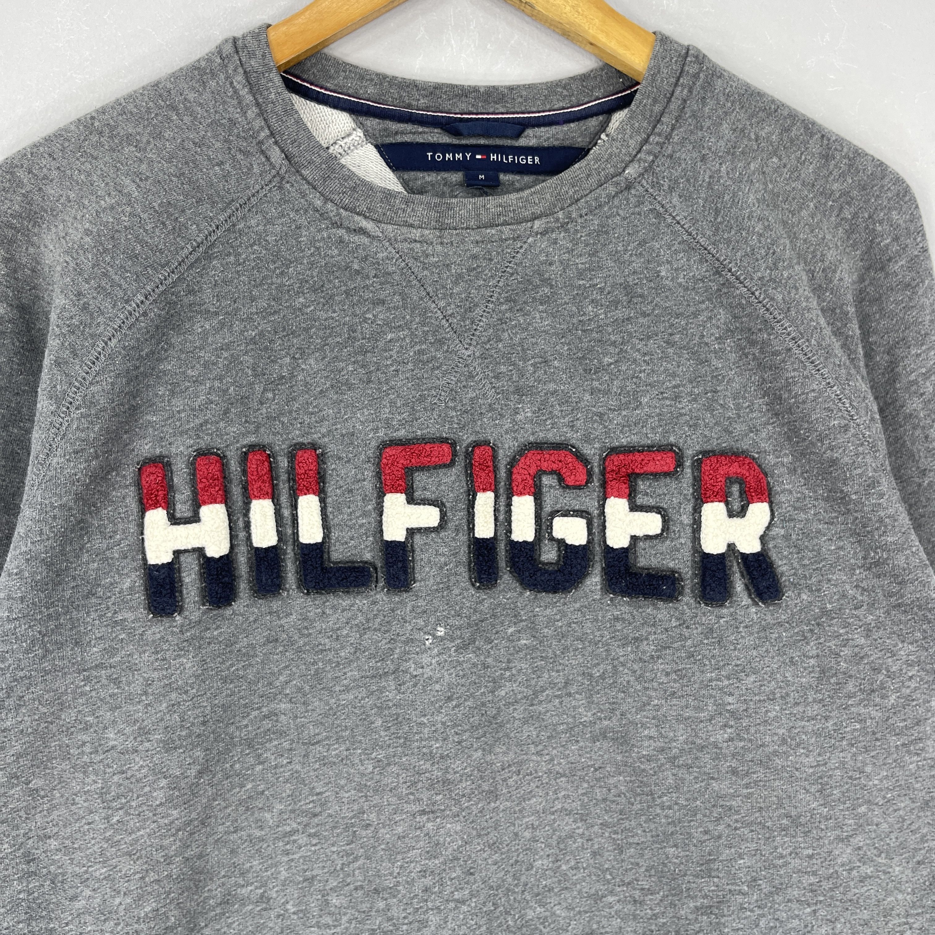 Tommy Hilfiger Vintage TOMMY HILFIGER Spellout Embroidery Sweatshirt Size US M / EU 48-50 / 2 - 2 Thumbnail