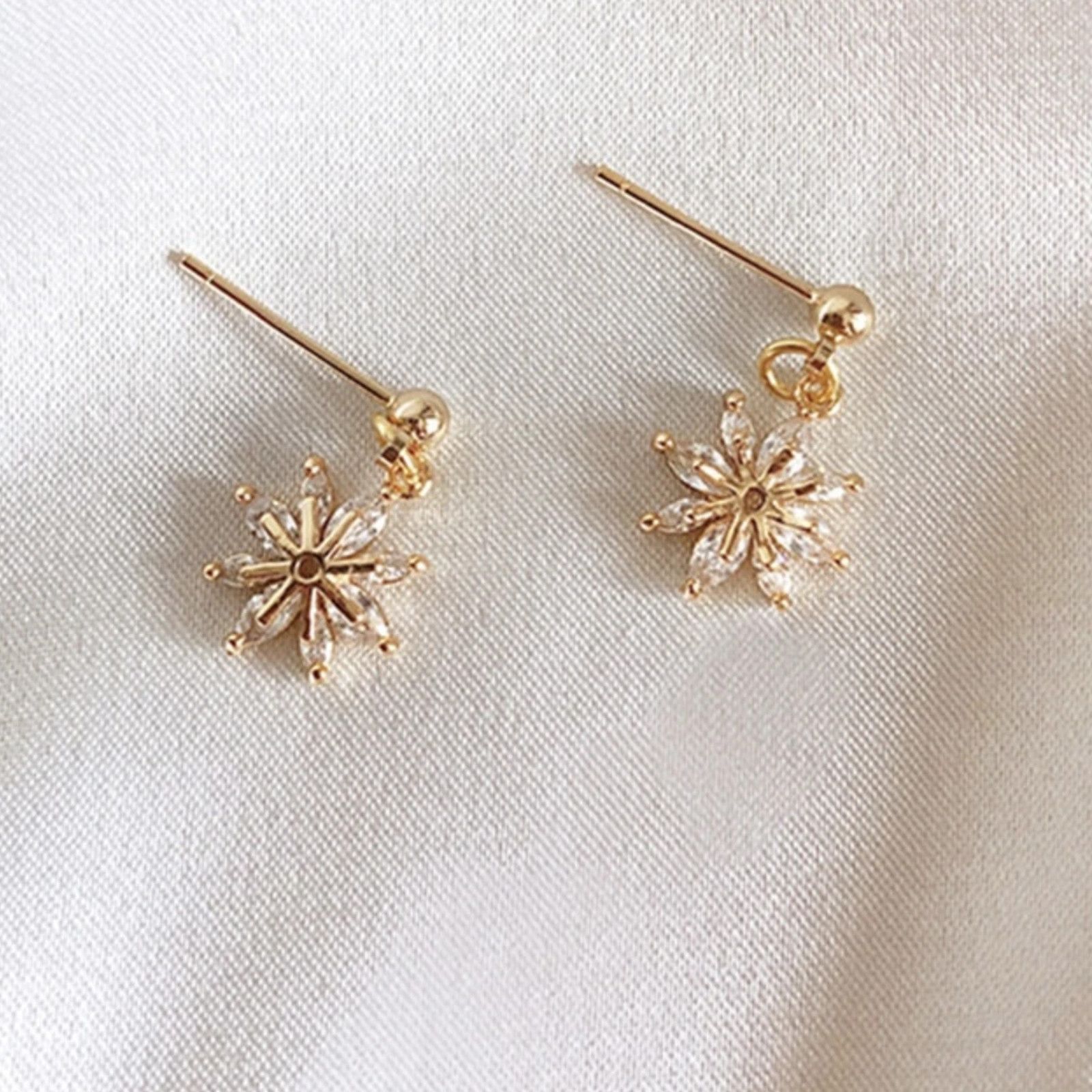 & Other Stories Skylier Shiny Star Crystal Gold Earrings Size ONE SIZE - 1 Thumbnail