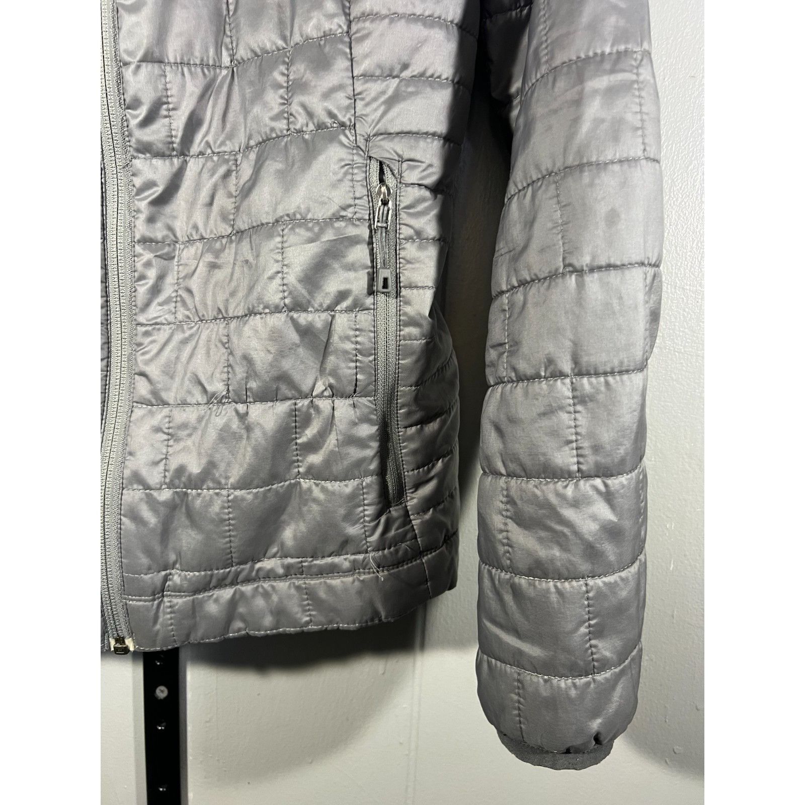 Patagonia Patagonia Women’s Nano Puff Jacket Size SM Gray With Plum Li Size S / US 4 / IT 40 - 5 Thumbnail