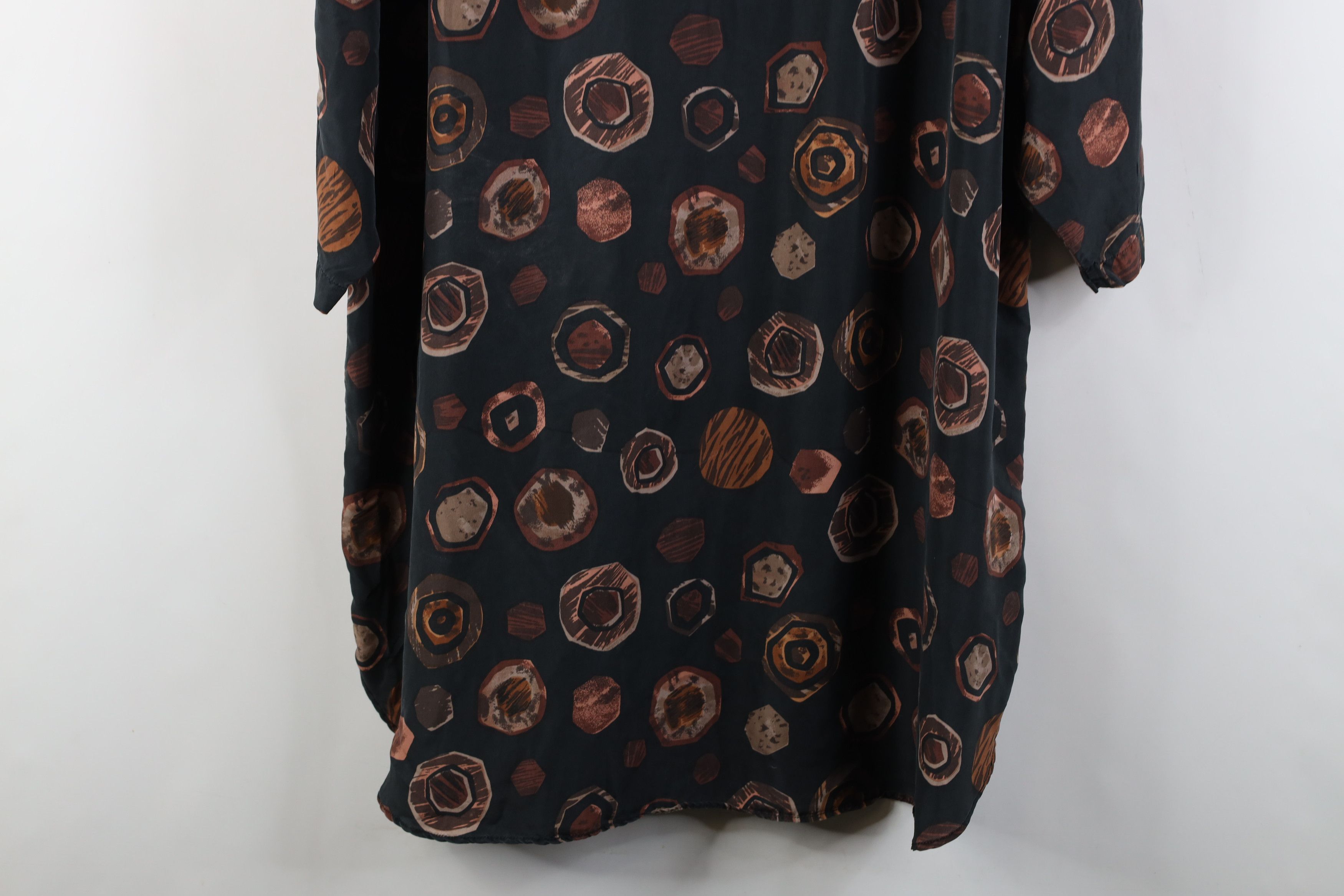 Vintage Vintage 90s Streetwear Geometric Silk Baggy Button Shirt Size US L / EU 52-54 / 3 - 12 Thumbnail