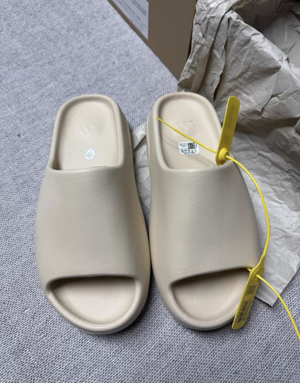 Adidas Adidas Yeezy Slide Bone FZ5897 K37 Size US 11 / EU 44 - 1 Thumbnail