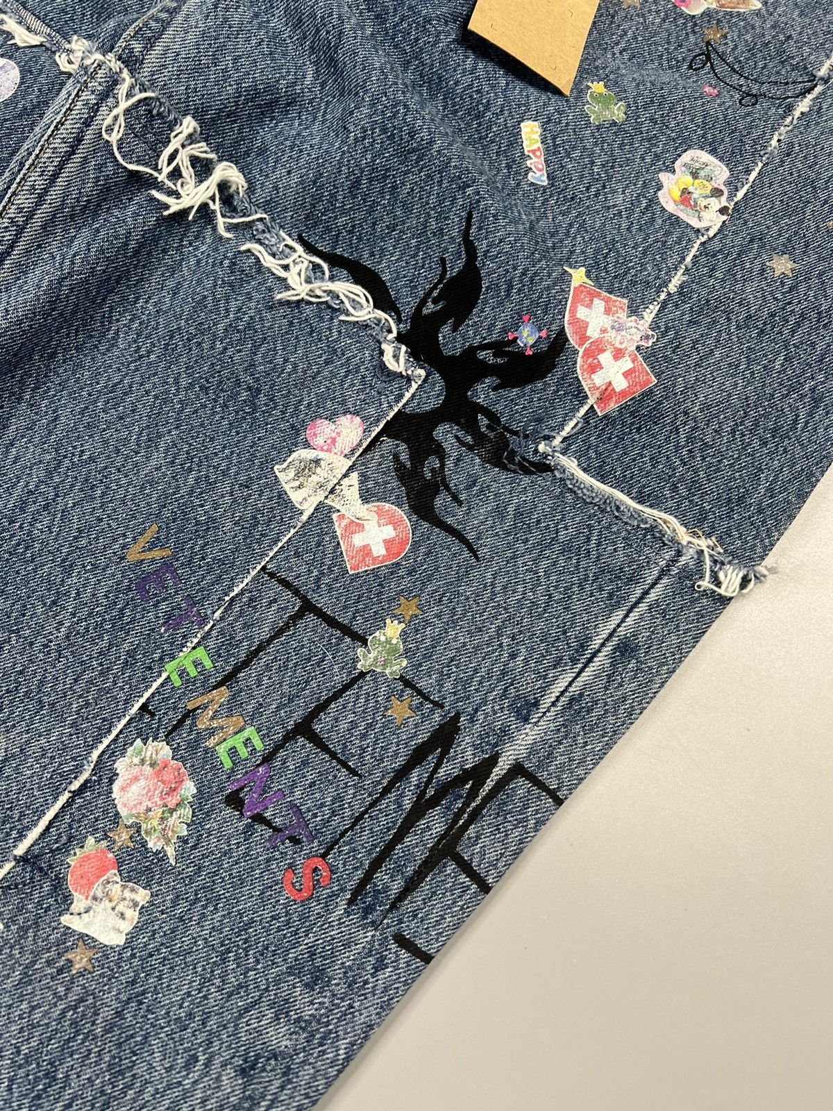 Levi's × Vetements Vetements A/W 19 Tribal & Stickers Patchwork Jeans Size US 29 - 5 Thumbnail