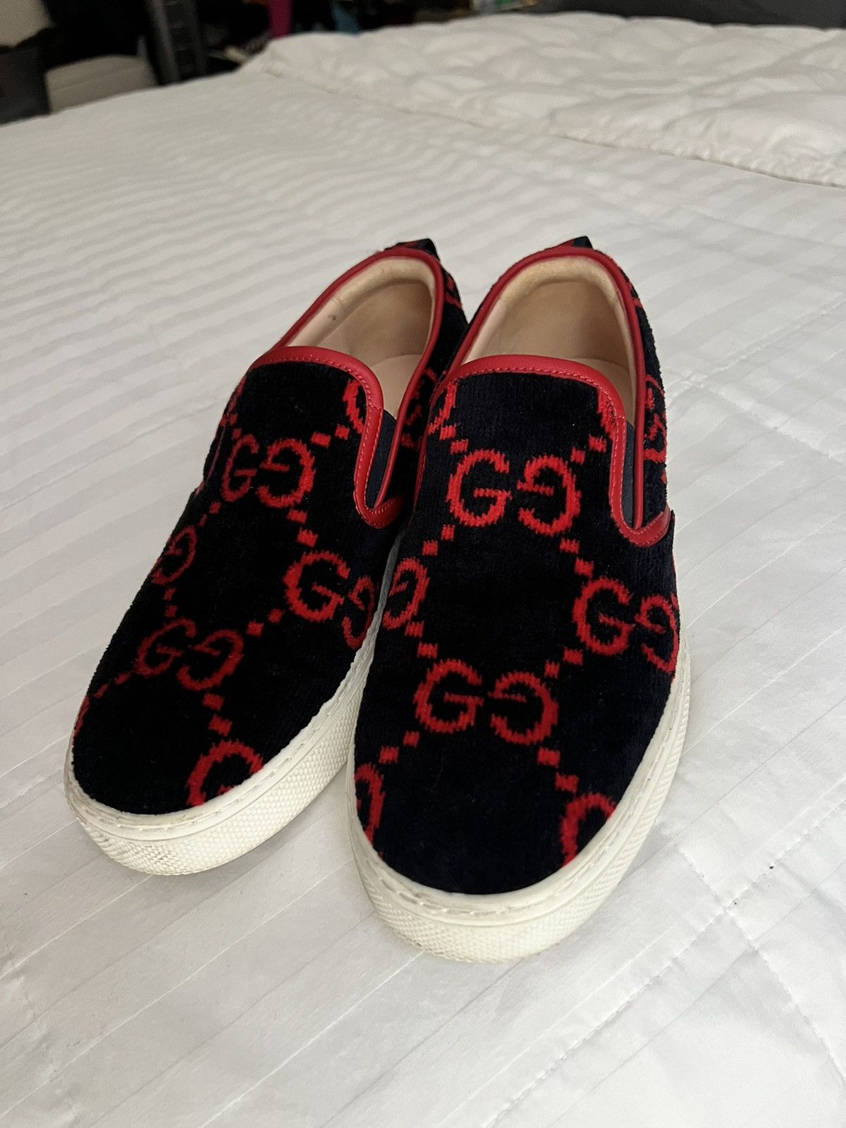 Gucci Navy and Red Slip-On Shoes Gucci GG Supreme Monogram Blooms Womens Slip On Sneakers 37  main image 4
