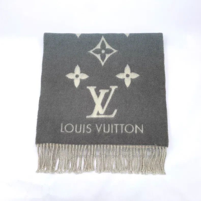 Louis Vuitton Louis Vuitton Gradient color logo large flower full print Size ONE SIZE - 1 Thumbnail