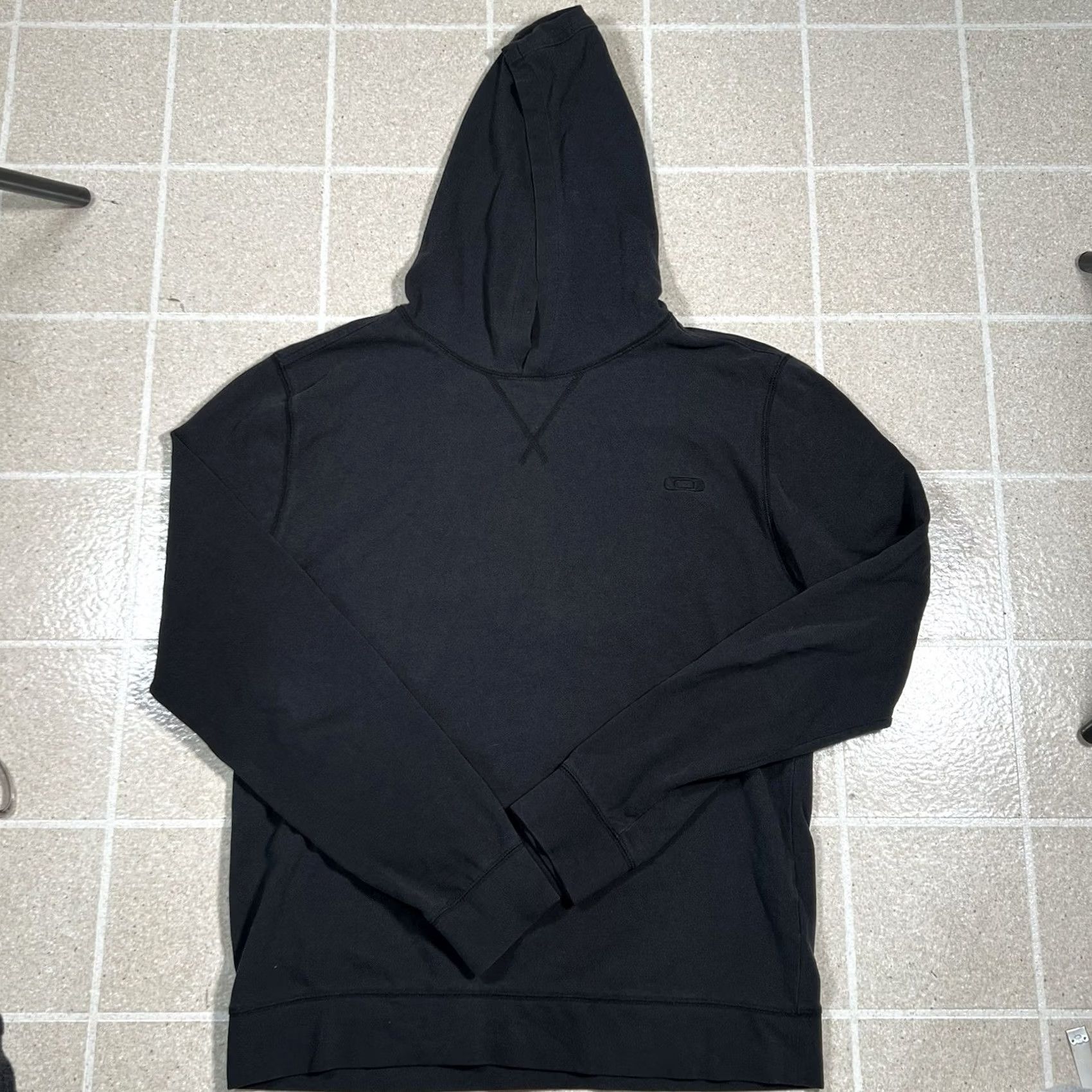 Oakley VINTAGE Oakley Black Pullover Hoodie Embroidered Logo Size M Mens Hoodie Pullover Black Embroidered 90s Y2K Size US M / EU 48-50 / 2 - 2 Thumbnail