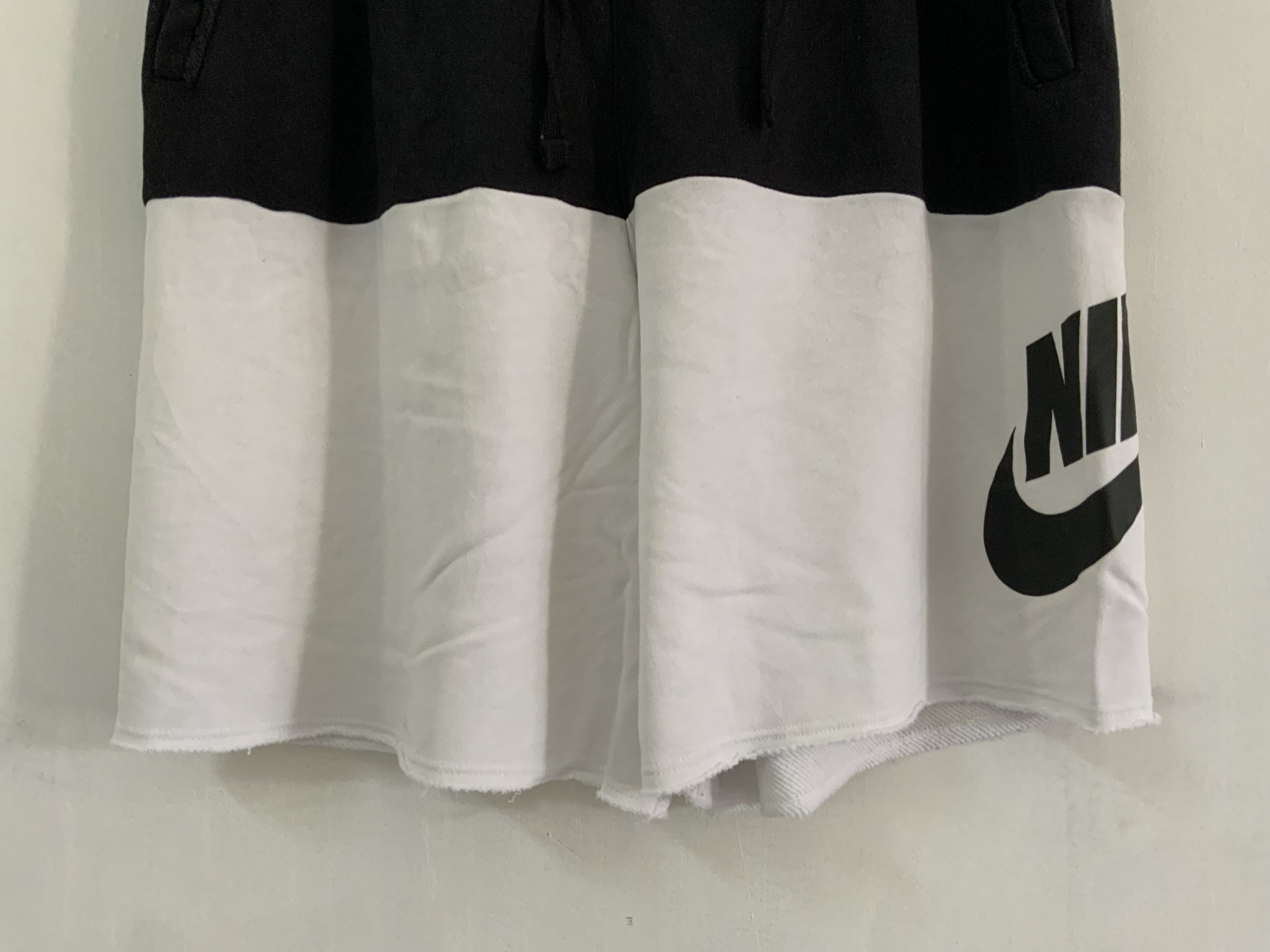 Nike Nike Swoosh Big Logo White Black Shorts Size US 32 / EU 48 - 4 Thumbnail