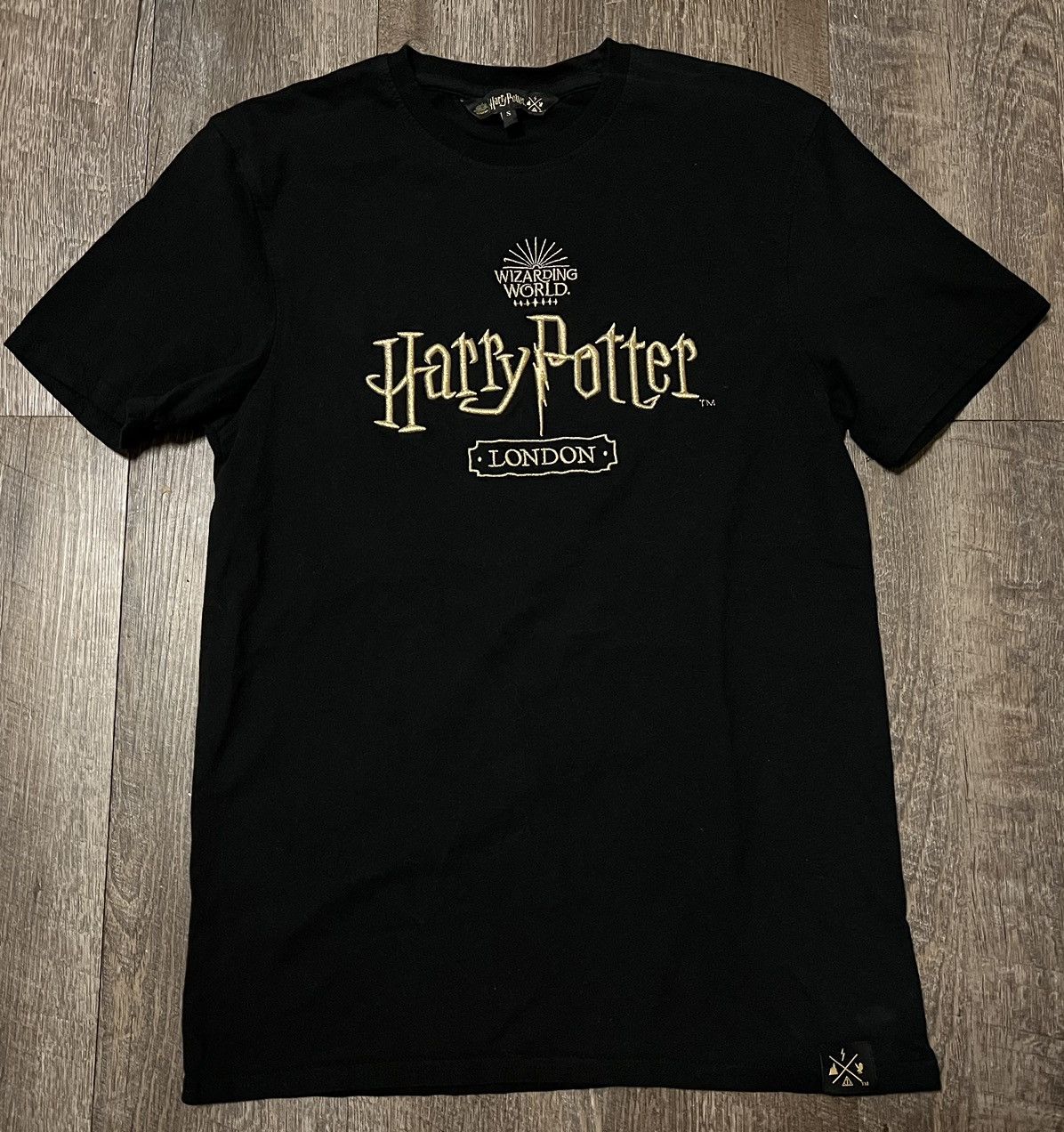 Universal Studios Wizarding World of HARRY POTTER embroidered London Shirt Size US L / EU 52-54 / 3 - 1 Thumbnail