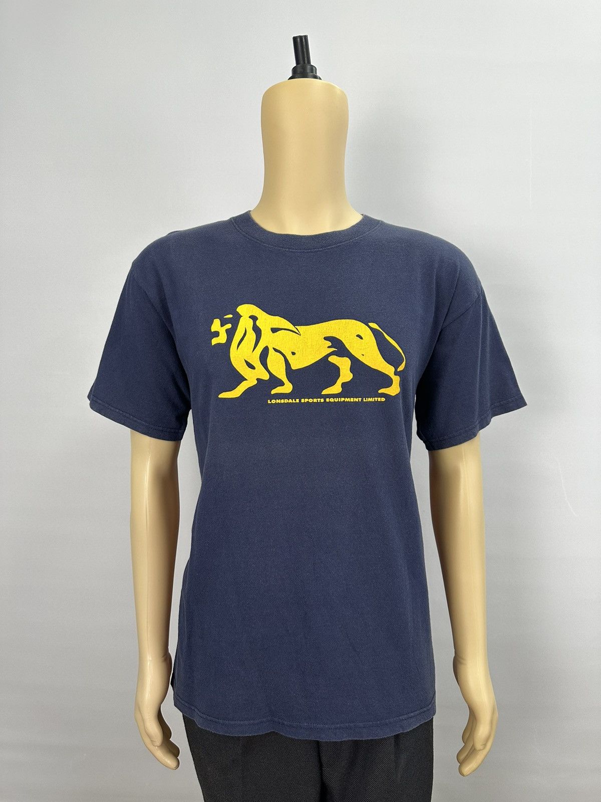 Lonsdale Vintage 90s Lonsdale Big Logo Faded TShirt A579 Size US M / EU 48-50 / 2 - 1 Thumbnail