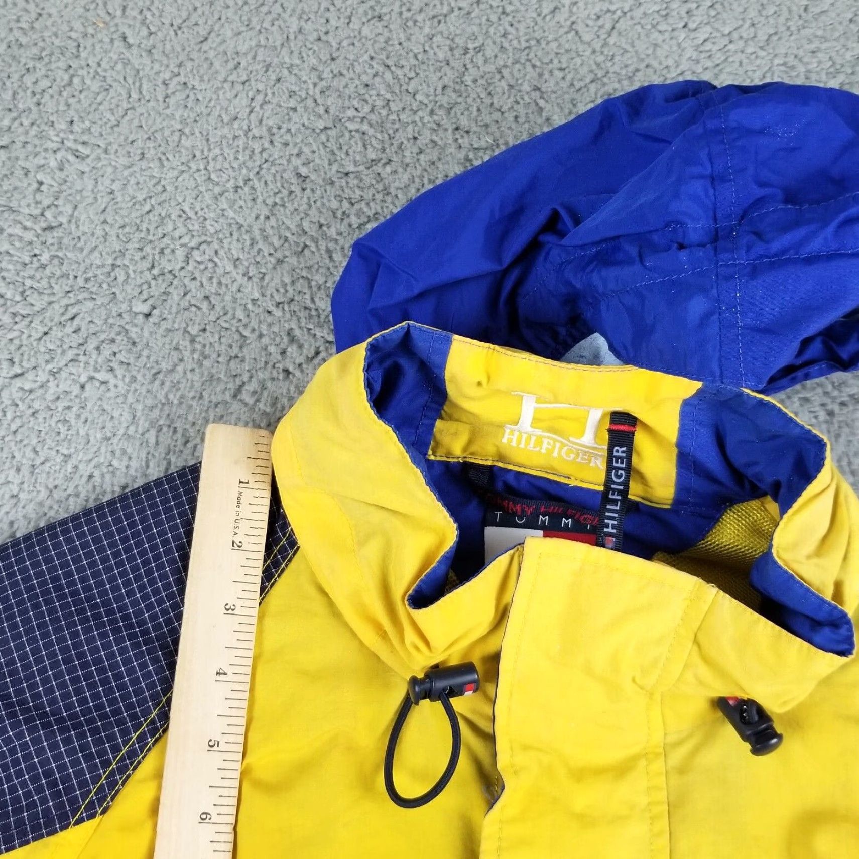 Tommy Hilfiger Vintage Tommy Hilfiger Rain Jacket Windbreaker Men Medium Flag Utility Hooded Yellow Size US M / EU 48-50 / 2 - 4 Thumbnail