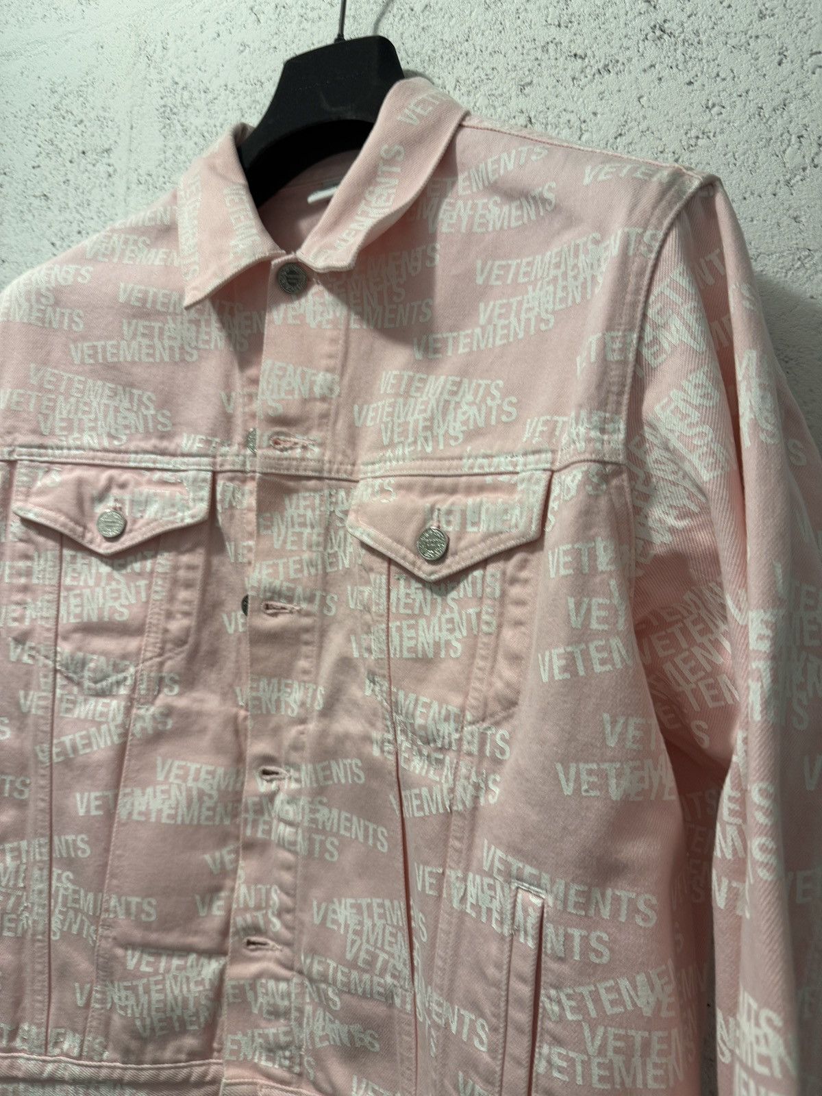 Vetements *RARE* VETEMENTS GVASALIA STAMP AOP DENIM JACKET Size US M / EU 48-50 / 2 - 6 Thumbnail