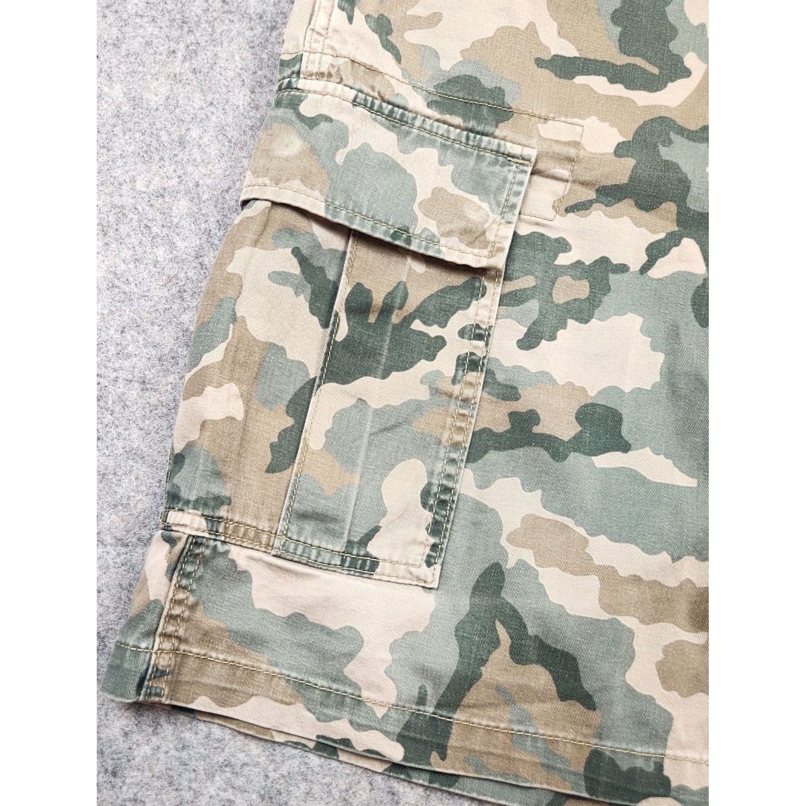 Levi's Levi's Shorts Mens 38 Cargo Camouflage Twill Canvas Cotton Regular Baggy Pockets Cargo Pocket Vintage: No? Size US 38 / EU 54 - 2 Thumbnail
