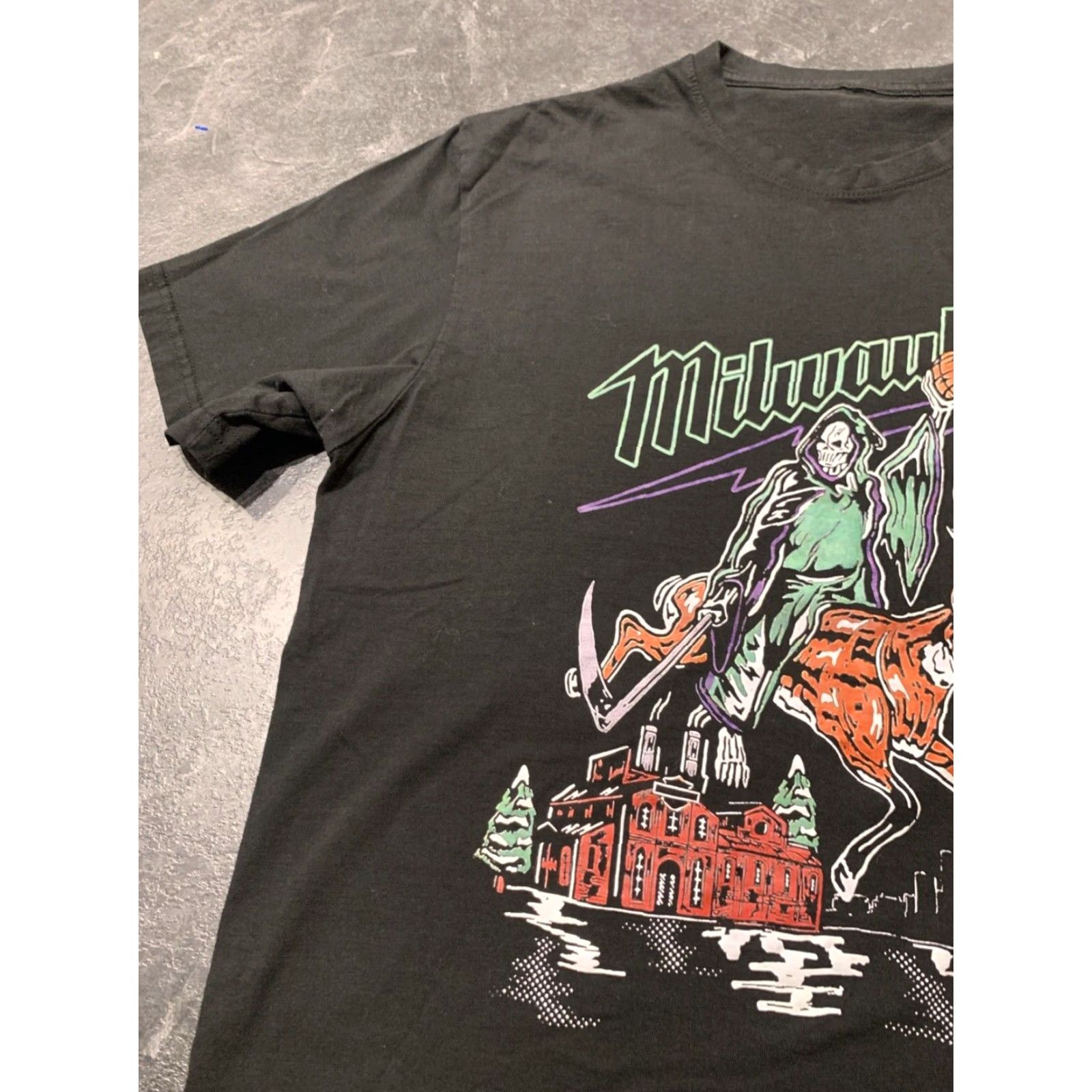 Vintage VINTAGE Milwaukee Bucks T-Shirt Men Medium Black NBA 90s Skull USA Short Sleeve Mens M Size US M / EU 48-50 / 2 - 4 Thumbnail
