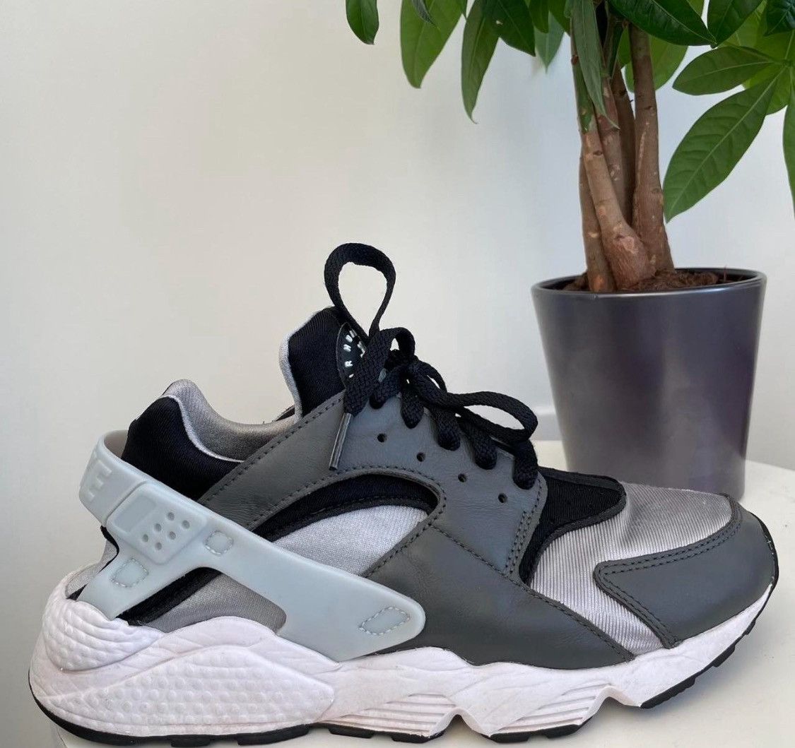 Nike Nike Air Huarache Swoosh! Black Light Smoke Grey DD1068-008 Size US 8 / EU 41 - 1 Thumbnail