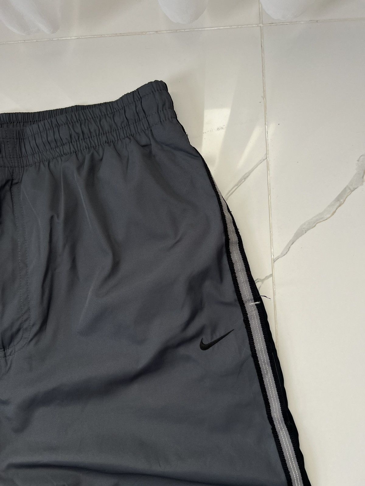 Nike 90’s NIKE BAGGY RETRO RARE SWOOSH LOGO Y2K TRACK PANTS Size US 33 - 3 Thumbnail