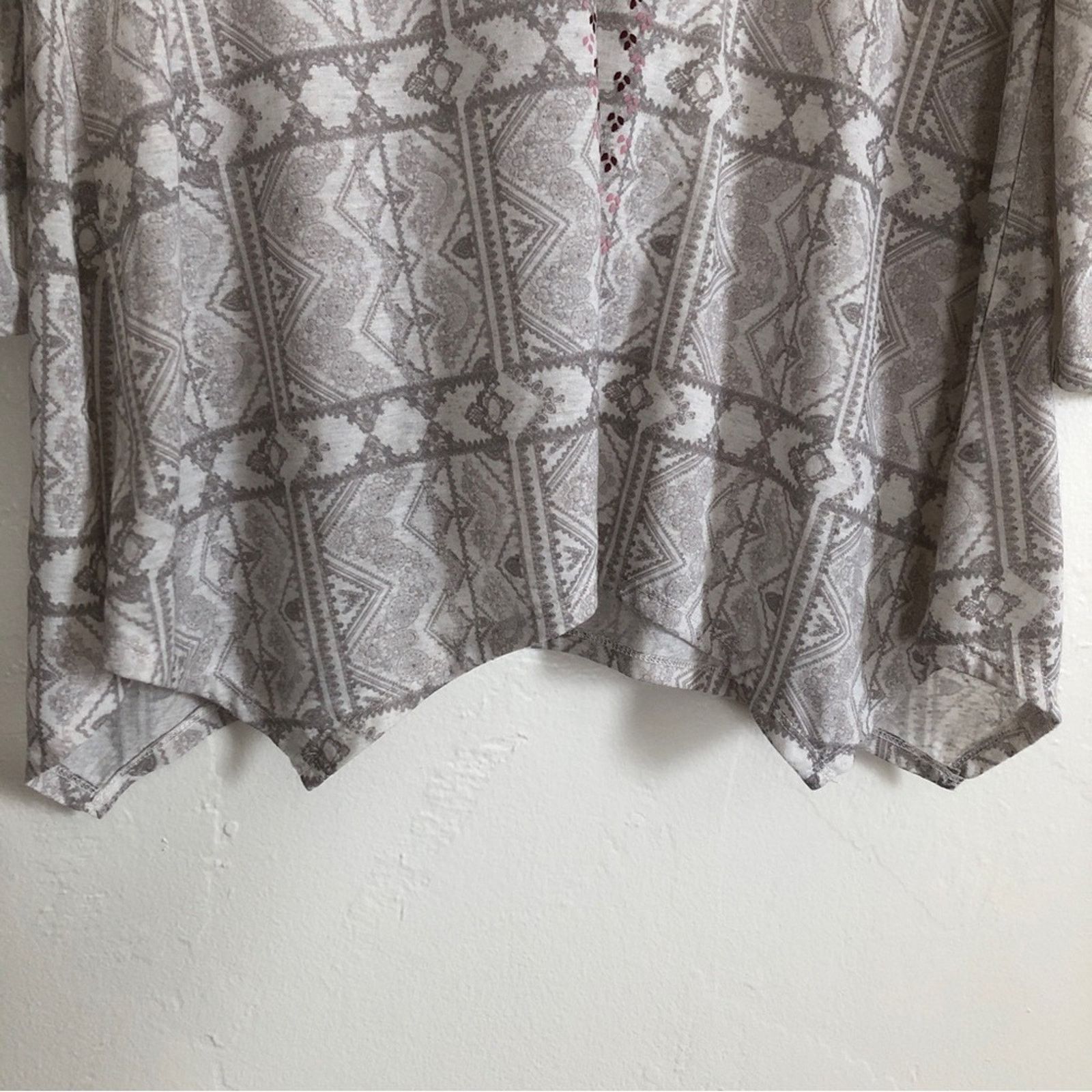 Other Cato Gray Draped Hem Floral Lace Geometric Blouse Top Size L / US 10 / IT 46 - 8 Thumbnail