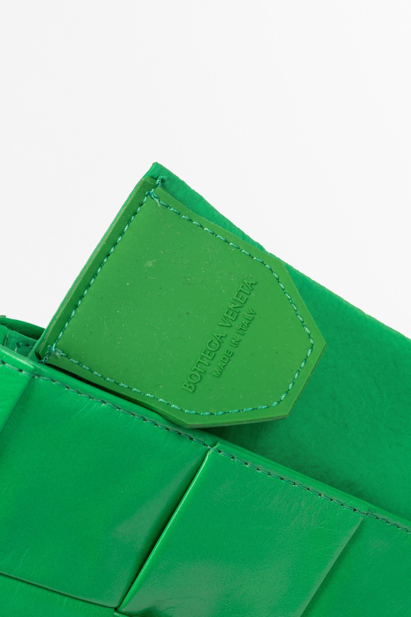Bottega Veneta Bottega Veneta Cassette Mini Green Intreccio-Woven Belt Bag Size ONE SIZE - 11 Thumbnail