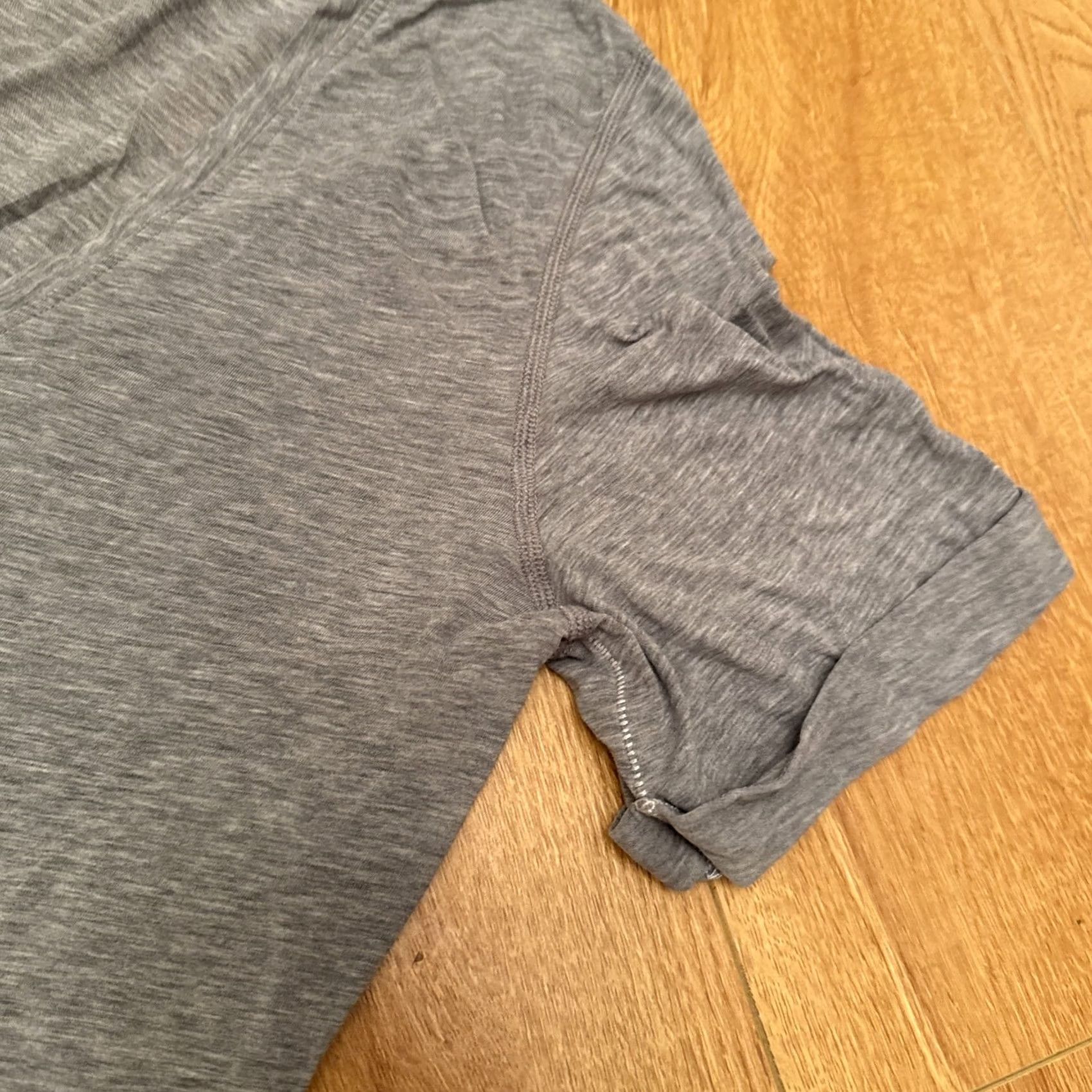 Lululemon Lululemon Shirt Womens Large Gray V Neck Athletic Lightweight Running Cuffed Shirt Size L / US 10 / IT 46 - 5 Thumbnail
