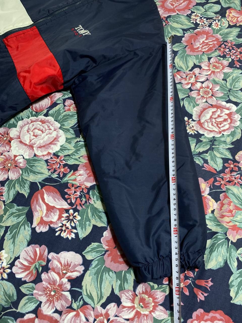 Tommy Hilfiger Vintage Tommy Hilfiger Windbreaker Jacket Size US L / EU 52-54 / 3 - 13 Thumbnail