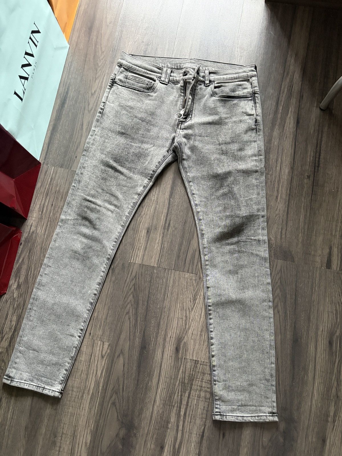 Off-white classic fit jeans