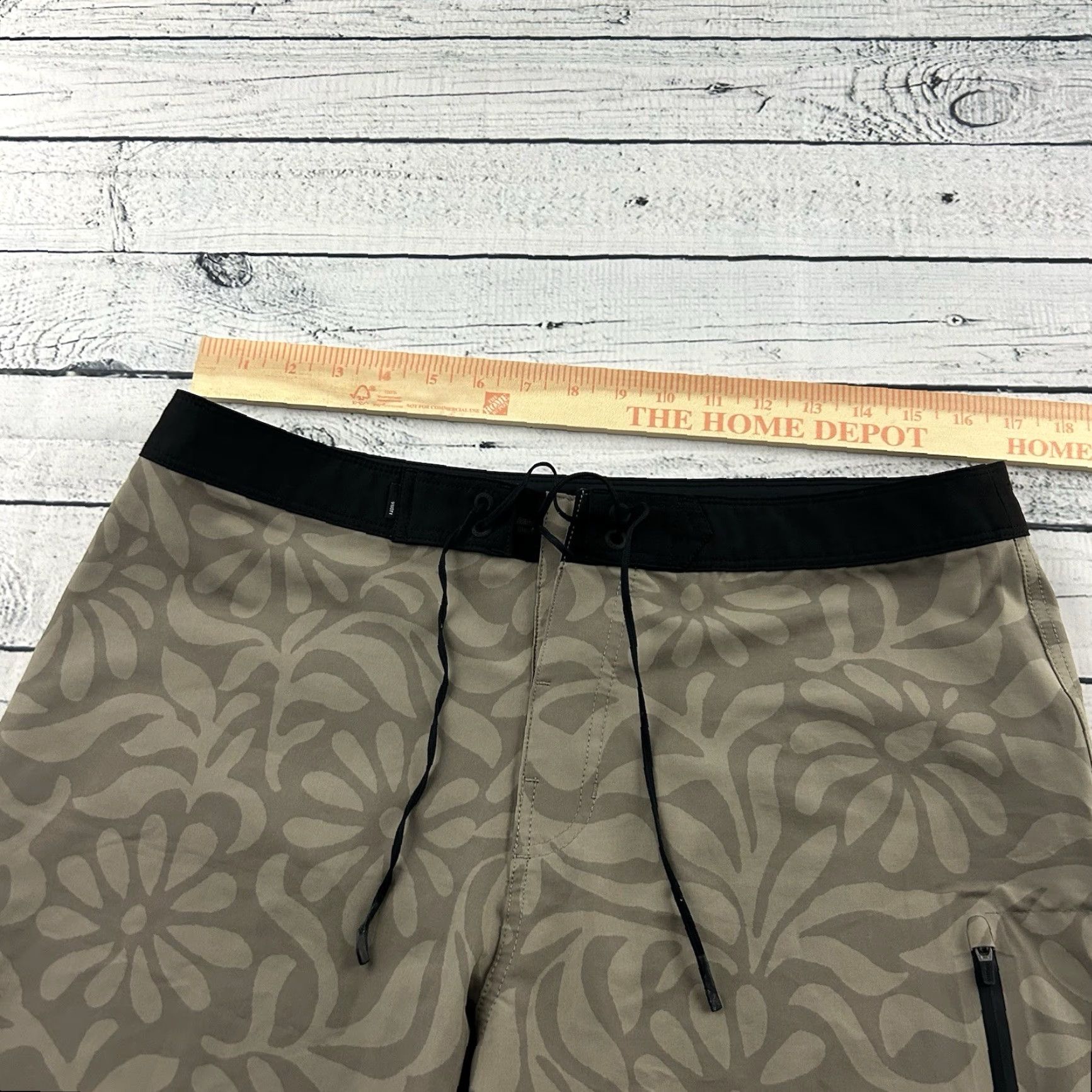 Vuori Vuori Infinity Board Shorts Floral Abstract Swim Trunks Men's 33 Khaki Beige Board Shorts Mens 33 Beige Floral Vuori Size US 33 - 4 Thumbnail