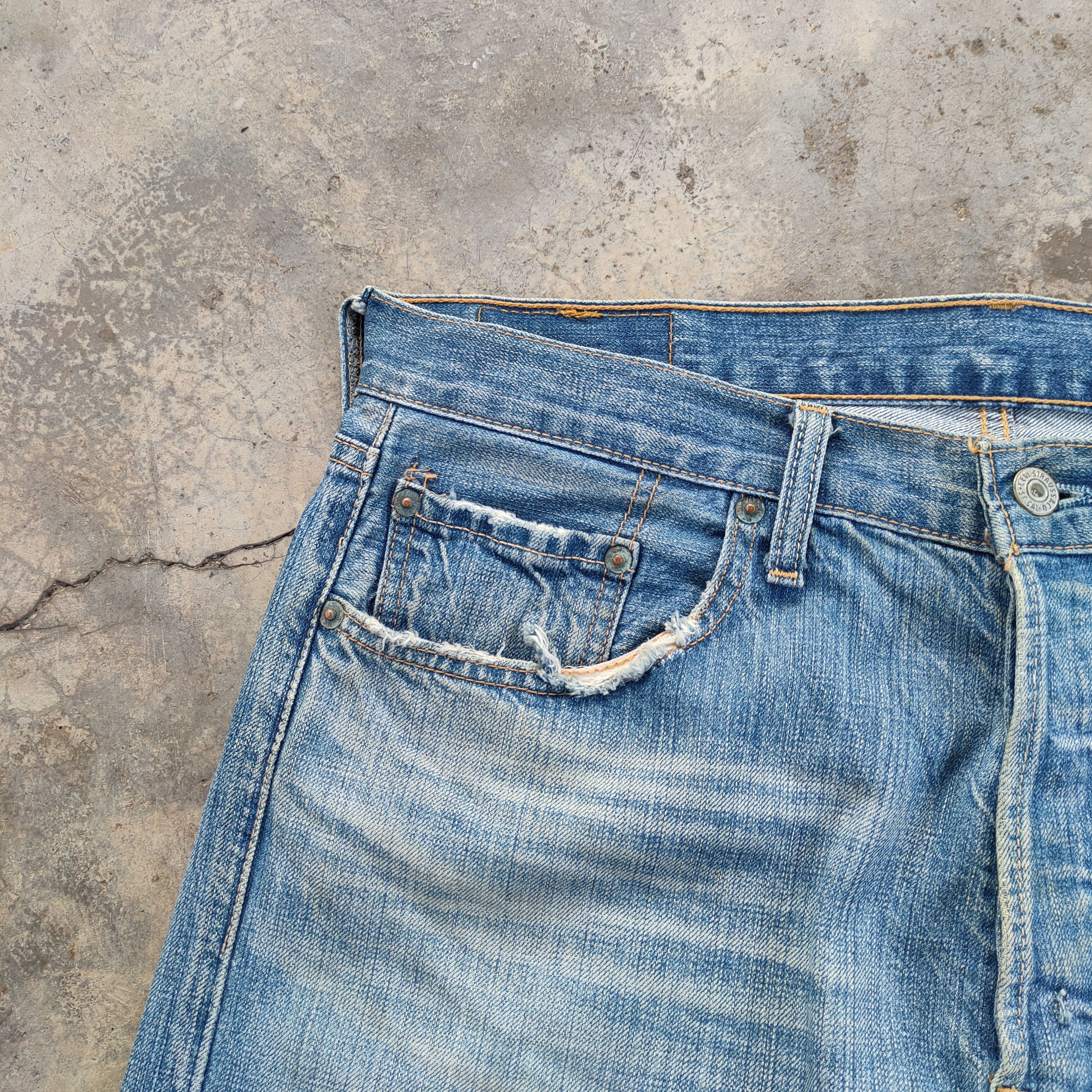 Levi's Vintage Clothing VINTAGE LEVI'S 501 04' FADED RIPPED JEANS DENIM PANTS Size US 35 - 10 Thumbnail