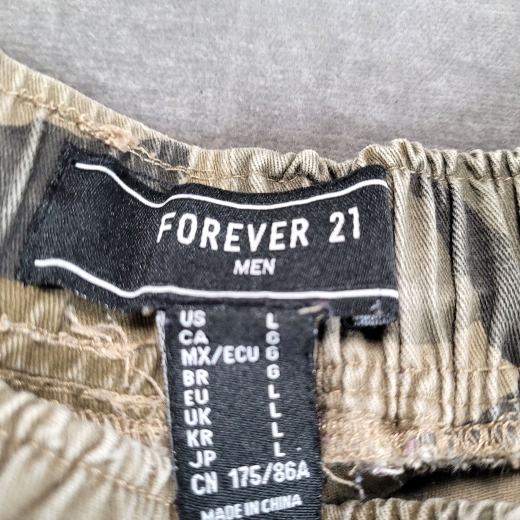 Forever 21 FOREVER 21 Men's Cargo Shorts Camo Elastic Waist Drawstring Large L Green Casual Size US 33 - 2 Thumbnail
