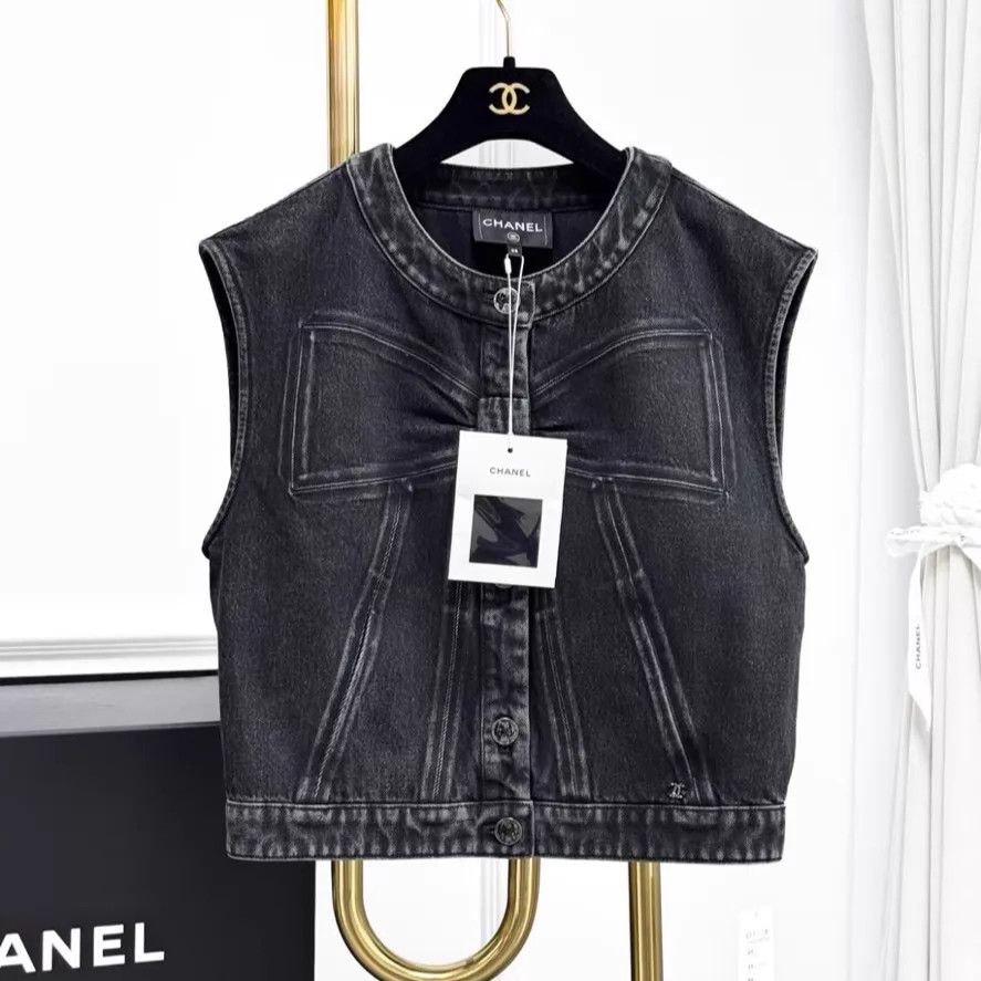 Chanel Chanel Women's vest Size XS / US 0-2 / IT 36-38 - 1 Thumbnail