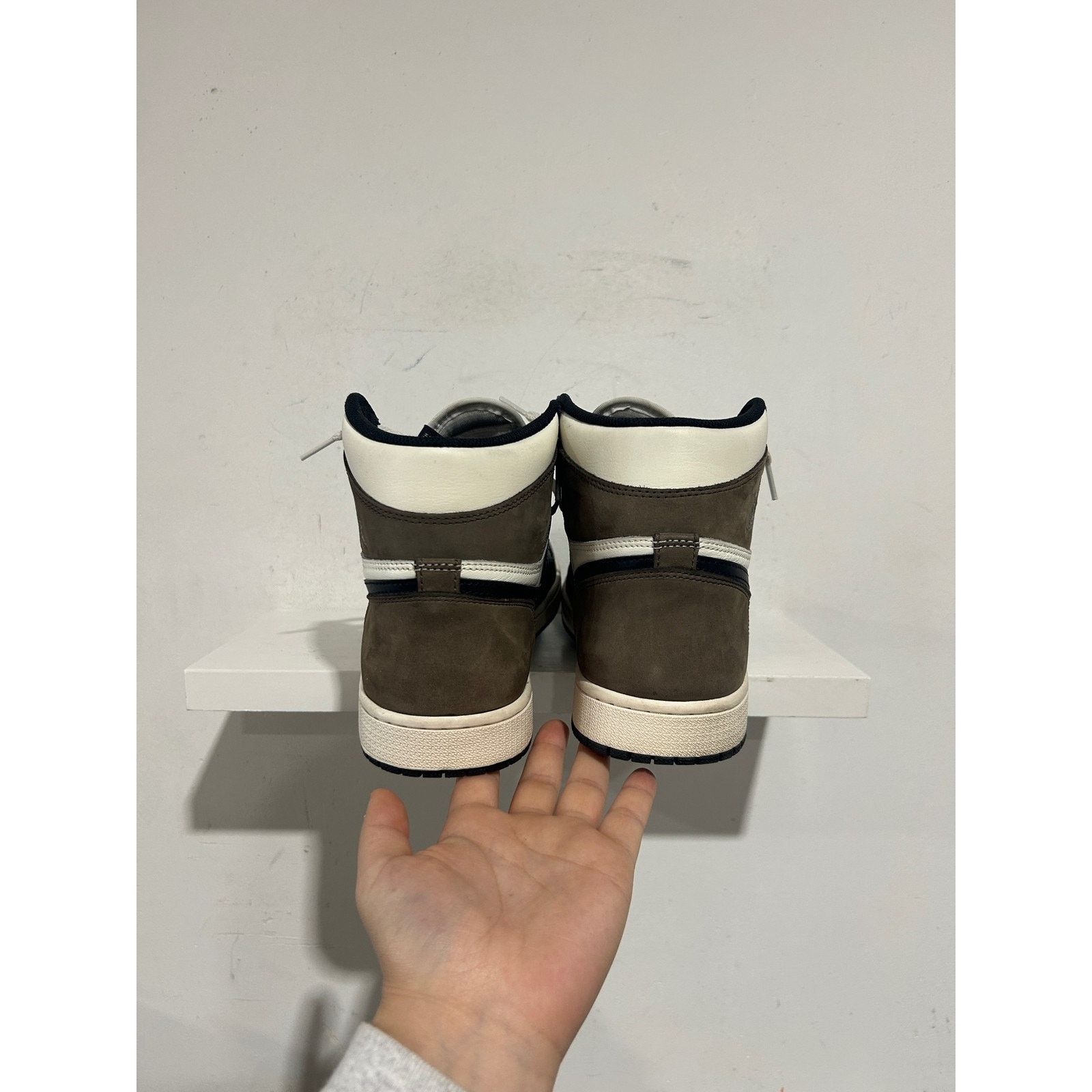Nike JORDAN 1 RETRO HIGH MOCHA SIZE 11.5 PREOWNED Size US 11.5 / EU 44-45 - 4 Thumbnail