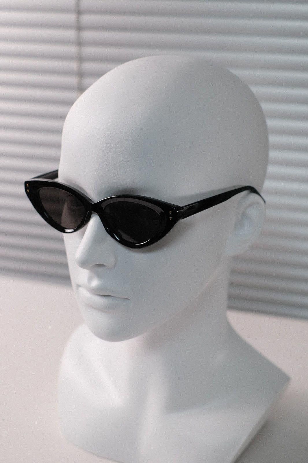 Japanese Brand Vintage Avant Garde Cat‘s Eye Sunglasses Black Unisex OS Size ONE SIZE - 1 Thumbnail