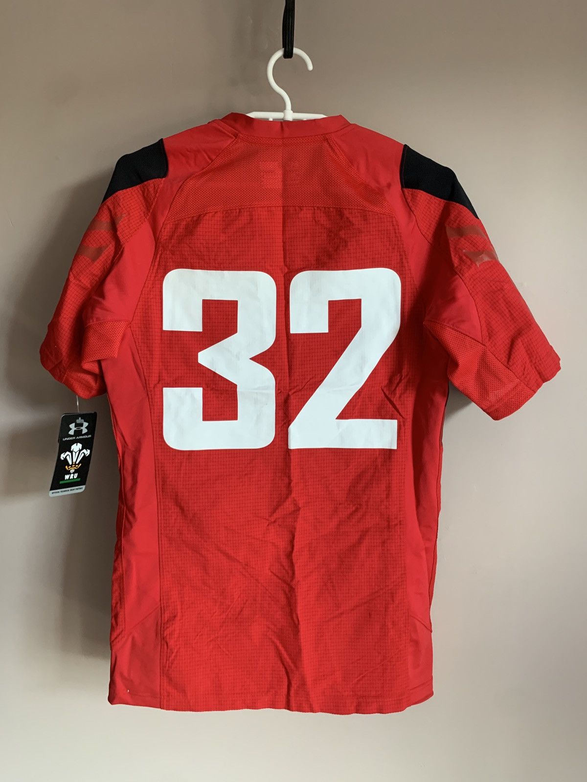Under Armour Wales Home Rugby Union Shirt Under Armour Jersey Size M #32 Size US M / EU 48-50 / 2 - 2 Thumbnail