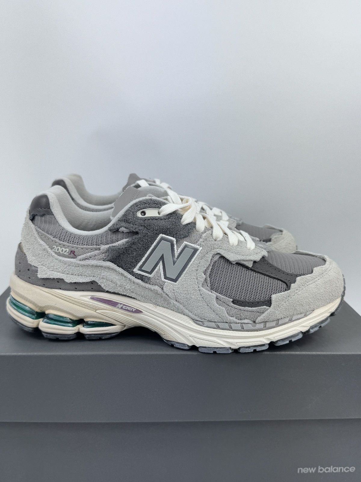 New Balance NEW BALANCE 2002R SNEAKERS Size US 7.5 / EU 40-41 - 1 Thumbnail