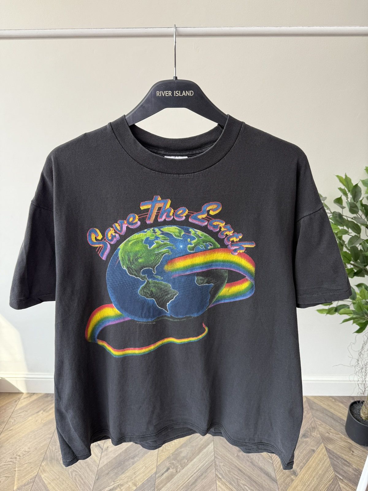 Other Vintage Save The Earth 1986 Made in USA Faded Tee Size US XL / EU 56 / 4 - 4 Thumbnail